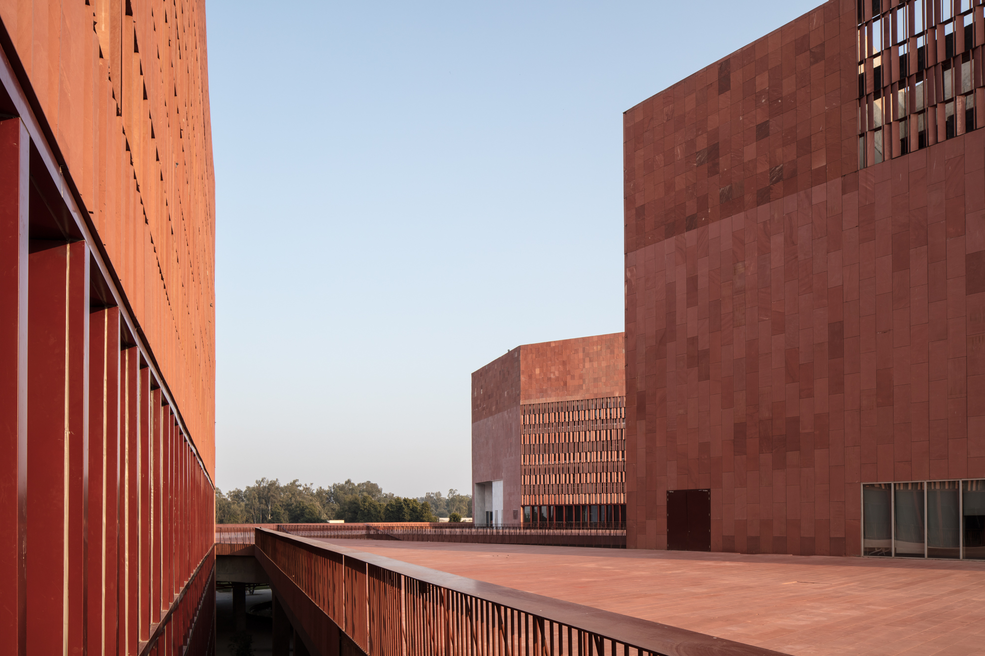 https://detail-cdn.s3.eu-central-1.amazonaws.com/media/catalog/product/1/2/12-Thapar-University-in-Patiala-McCullough-Mulvin-Architects-Christian-Richters.jpg?width=437&height=582&store=de_en&image-type=image