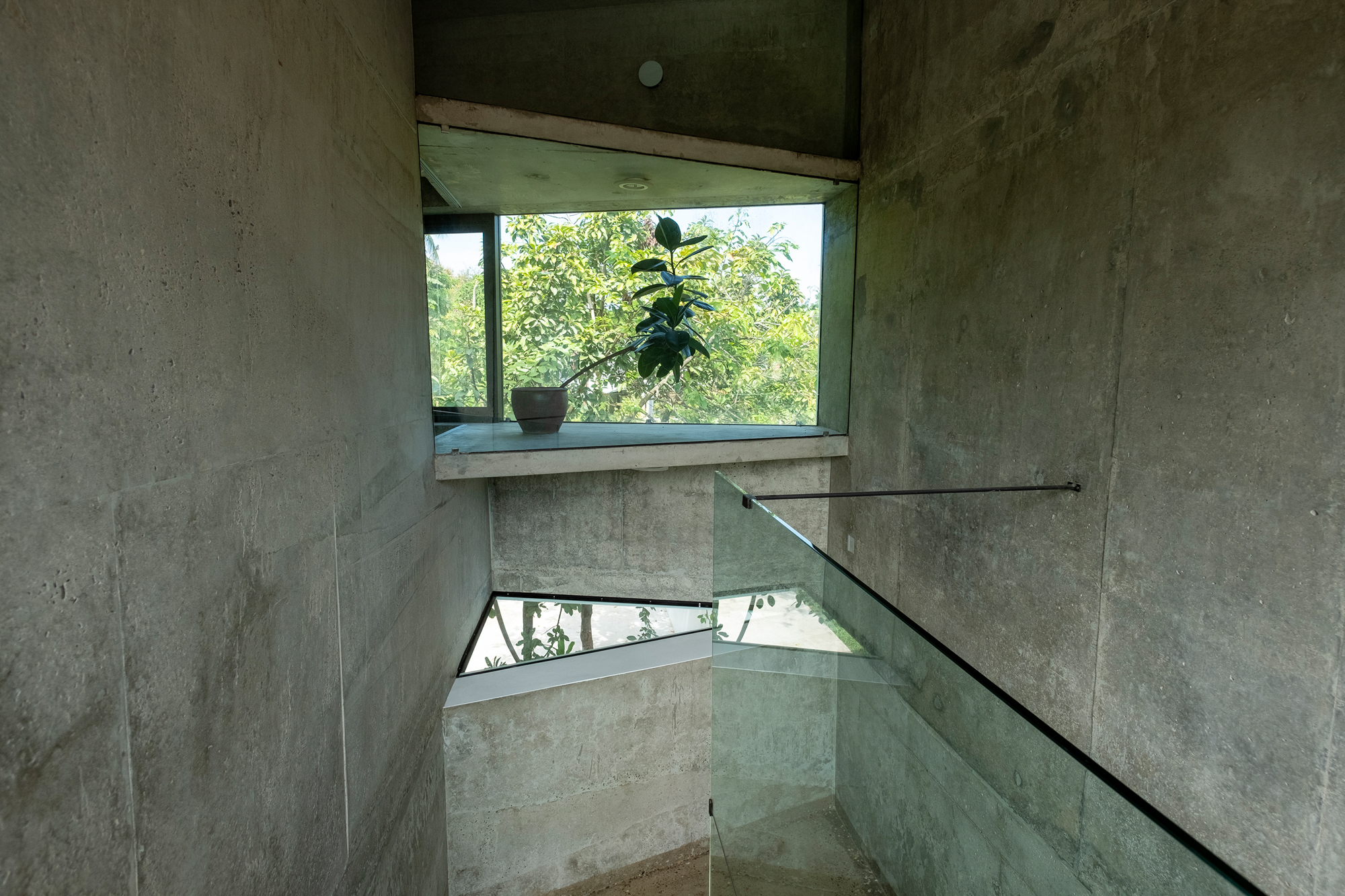 https://detail-cdn.s3.eu-central-1.amazonaws.com/media/catalog/product/1/2/12-Wohnhaus-mit-Pool-in-Laos-Saola-Architects-Francois-Hervy-Akira-Sato.jpg?width=437&height=582&store=de_de&image-type=image