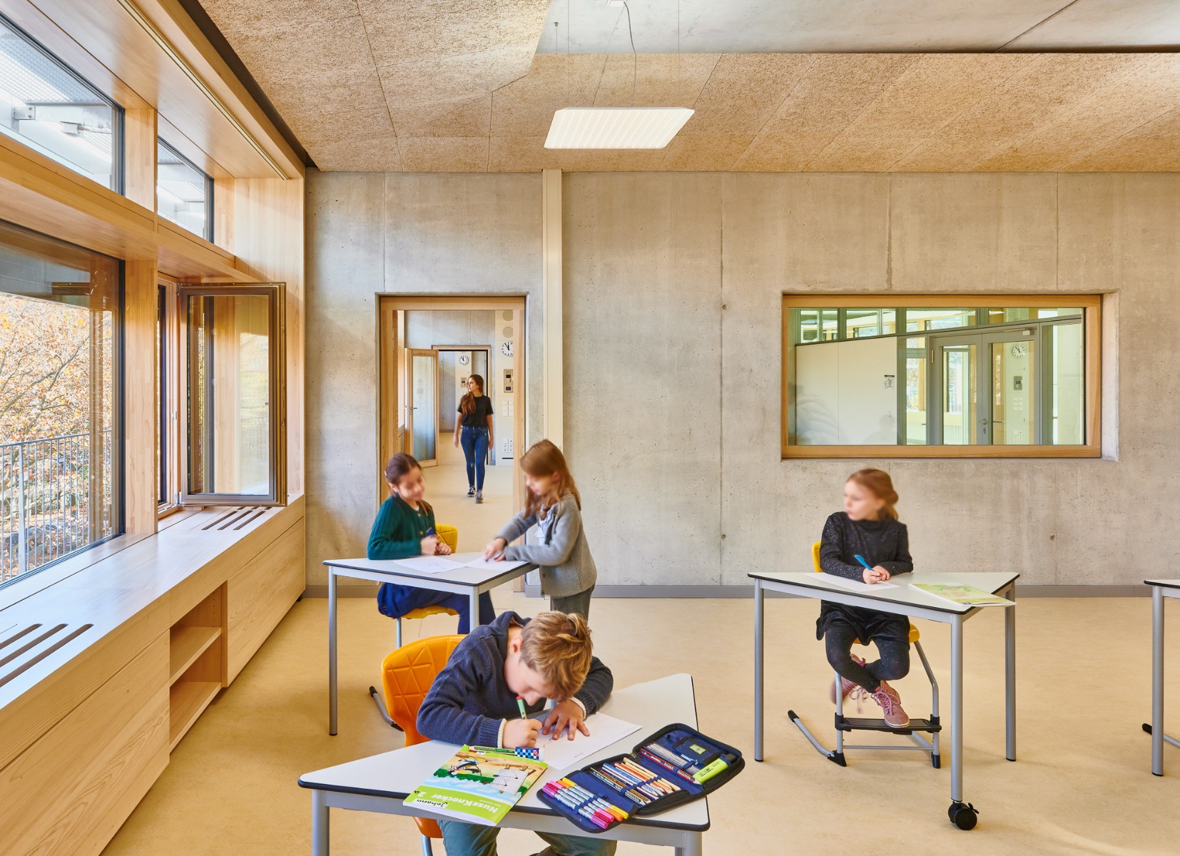https://detail-cdn.s3.eu-central-1.amazonaws.com/media/catalog/product/1/2/12-behnisch-architekten-entwerfen-grundschule-muenchen.jpg?width=437&height=582&store=de_de&image-type=image