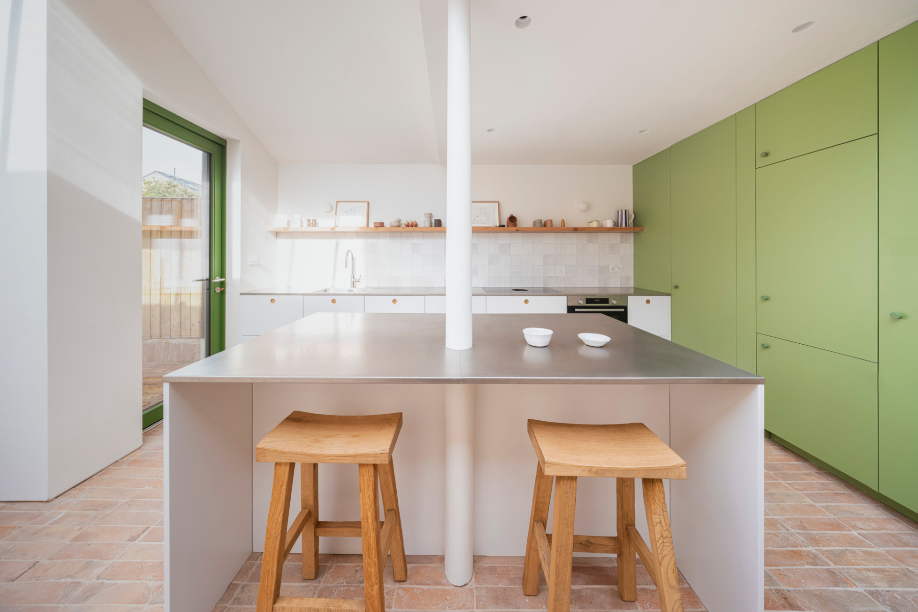https://detail-cdn.s3.eu-central-1.amazonaws.com/media/catalog/product/1/2/12-camberwell-cork-house-london-delve-architects.jpg?width=437&height=582&store=de_de&image-type=image