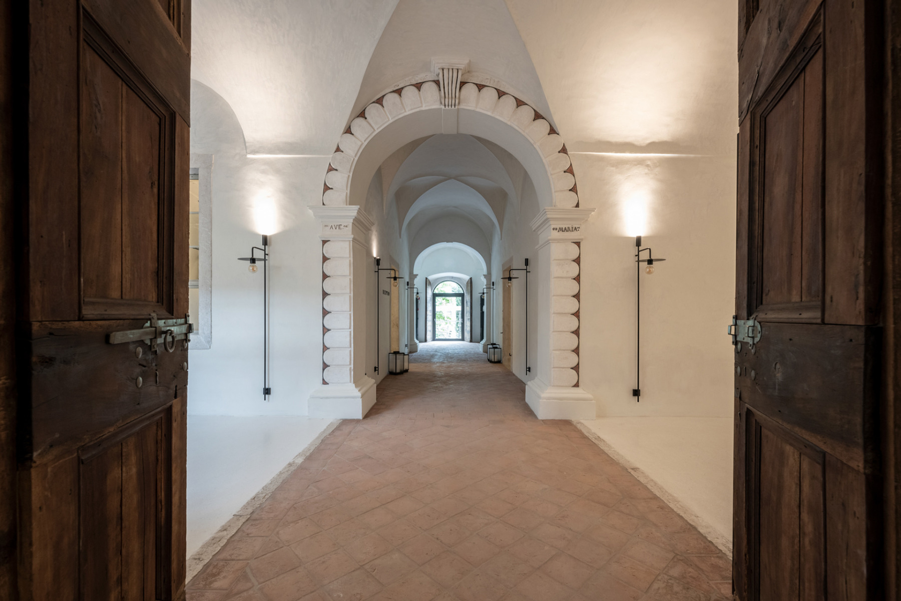 https://detail-cdn.s3.eu-central-1.amazonaws.com/media/catalog/product/1/2/12-hotel-monastero-in-arco-noa.jpg?width=437&height=582&store=de_de&image-type=image
