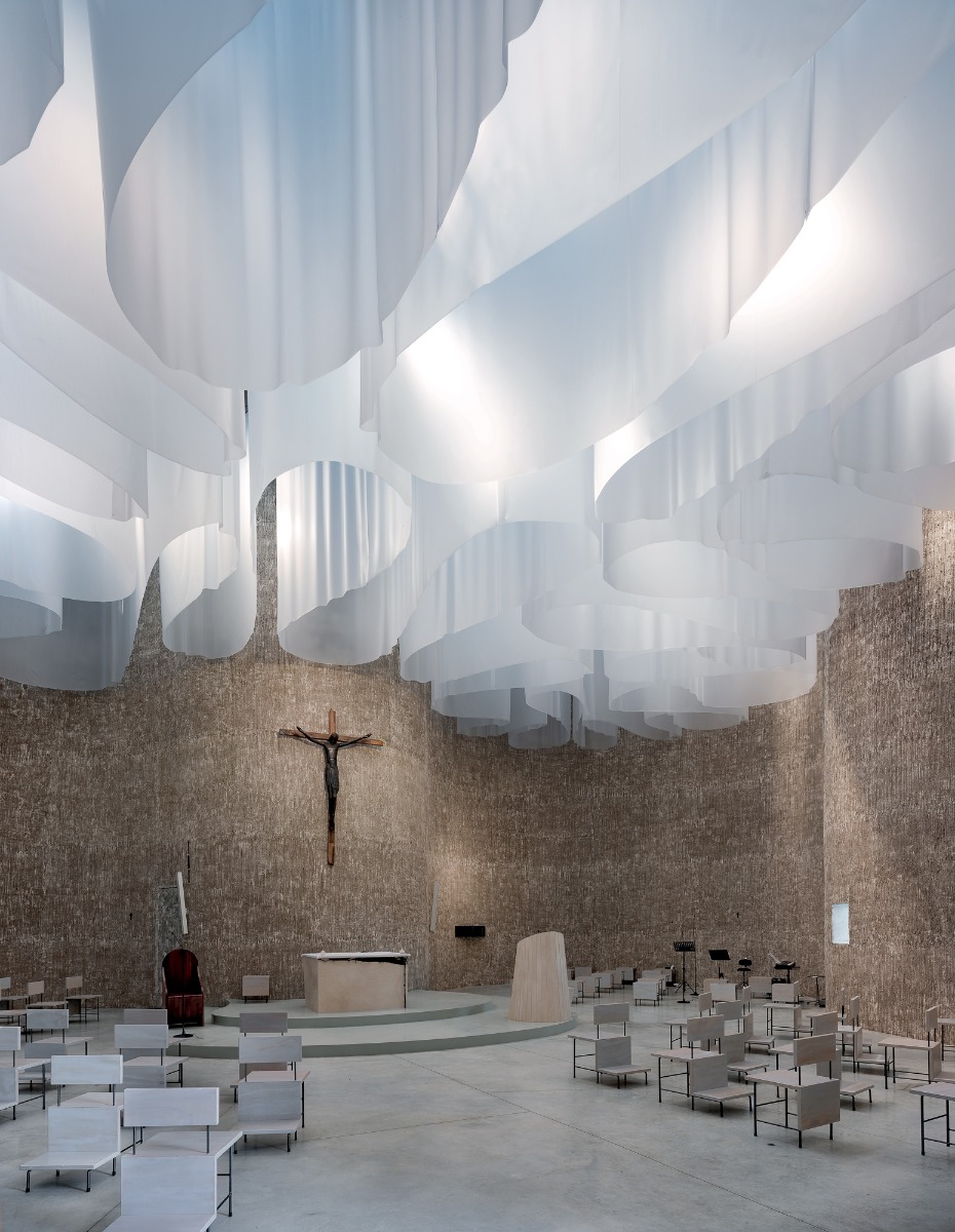 https://detail-cdn.s3.eu-central-1.amazonaws.com/media/catalog/product/1/2/12-kirche-in-italien-mario-cucinella-architects.jpg?width=437&height=582&store=de_de&image-type=image