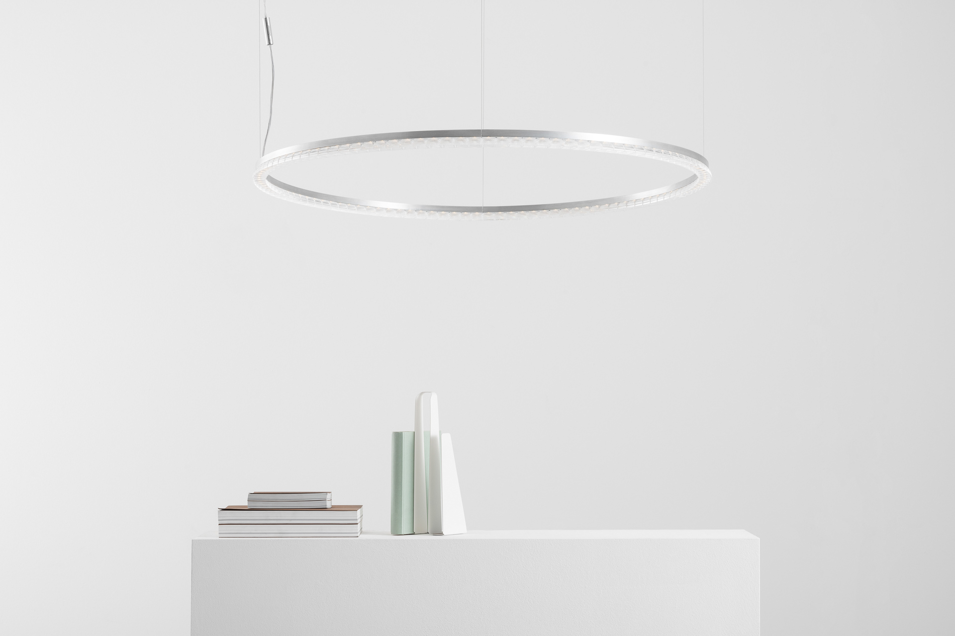 https://detail-cdn.s3.eu-central-1.amazonaws.com/media/catalog/product/1/2/12-lichtsystem-somni_um-artemide.jpg?width=437&height=582&store=de_de&image-type=image