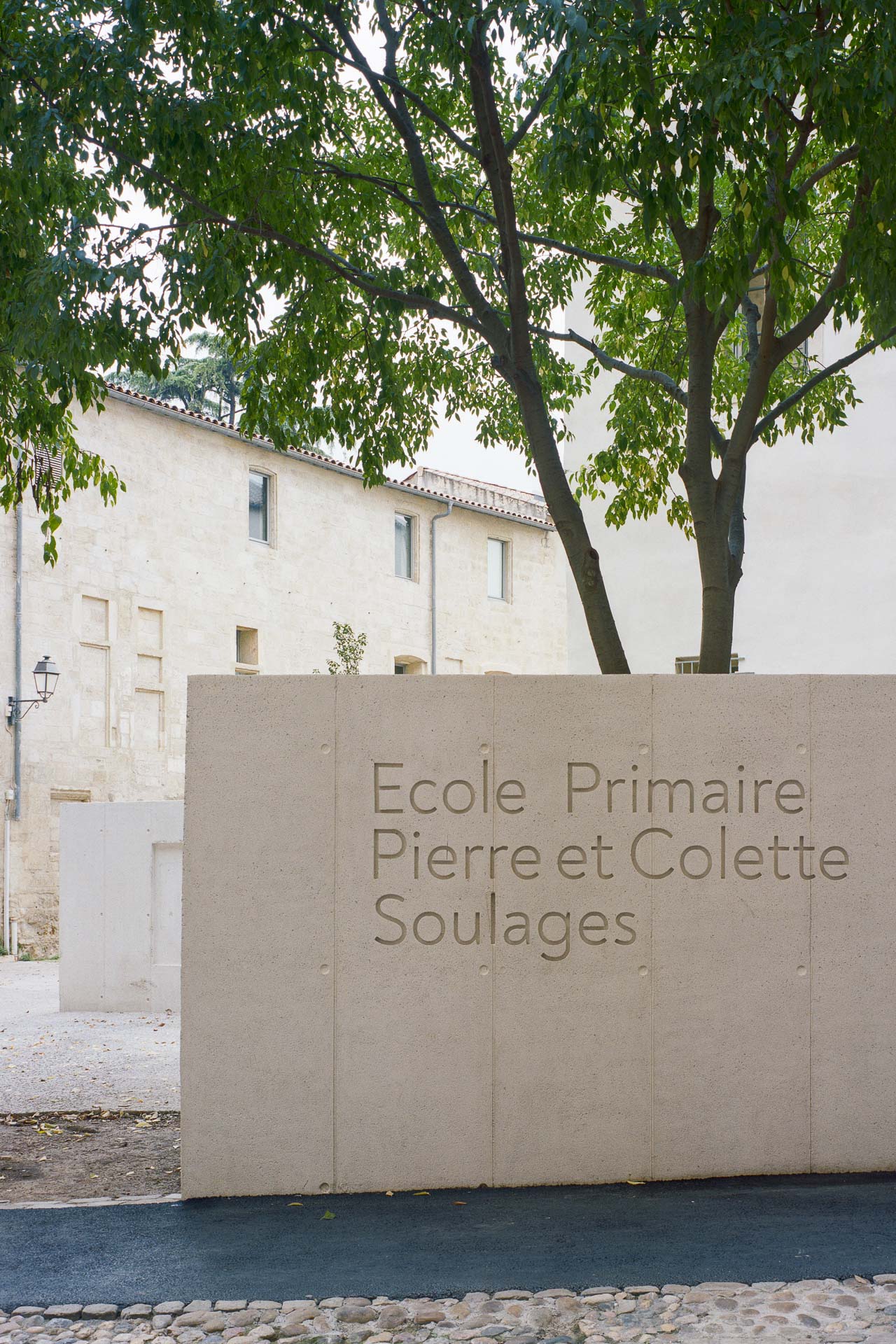 https://detail-cdn.s3.eu-central-1.amazonaws.com/media/catalog/product/1/2/12-pierre-und-colette-soulages-grundschule-montpellier-nas-architecture.jpg?width=437&height=582&store=de_de&image-type=image