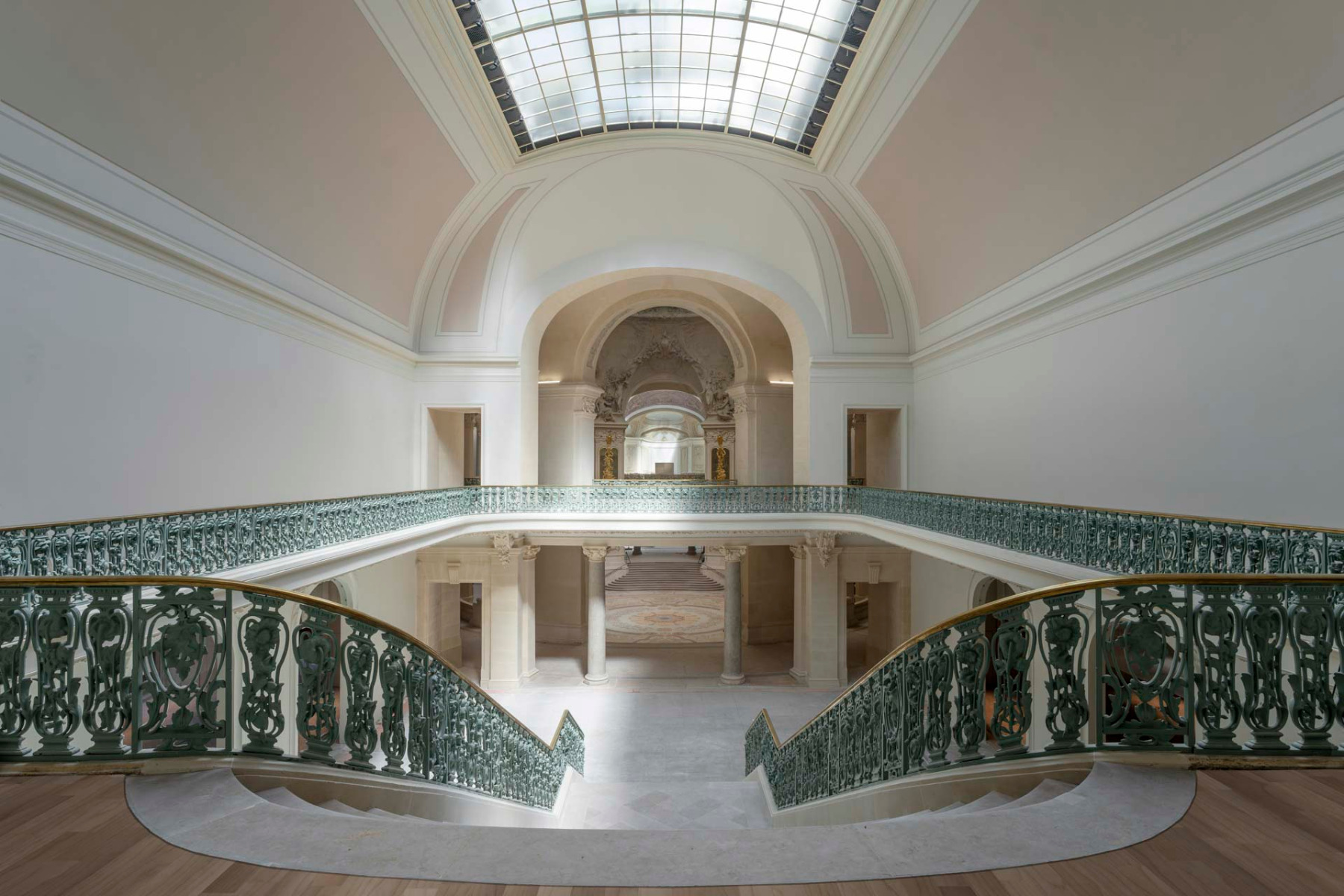 https://detail-cdn.s3.eu-central-1.amazonaws.com/media/catalog/product/1/2/12-restaurierung-grand-palais-paris-chatillon-architectes.jpg?width=437&height=582&store=de_de&image-type=image