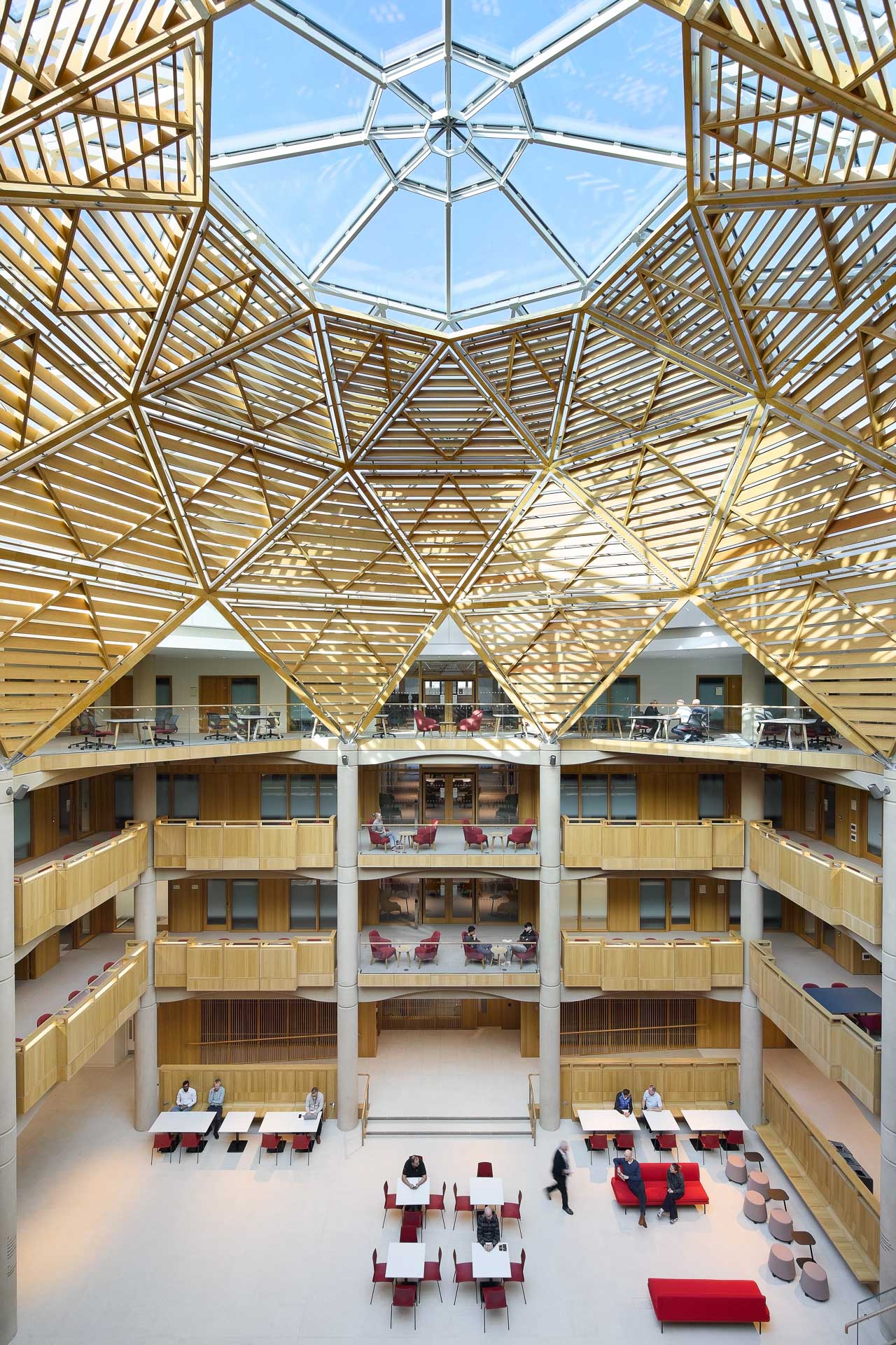https://detail-cdn.s3.eu-central-1.amazonaws.com/media/catalog/product/1/2/12-schwarzman-centre-oxford-hopkins-architects.jpg?width=437&height=582&store=de_en&image-type=image