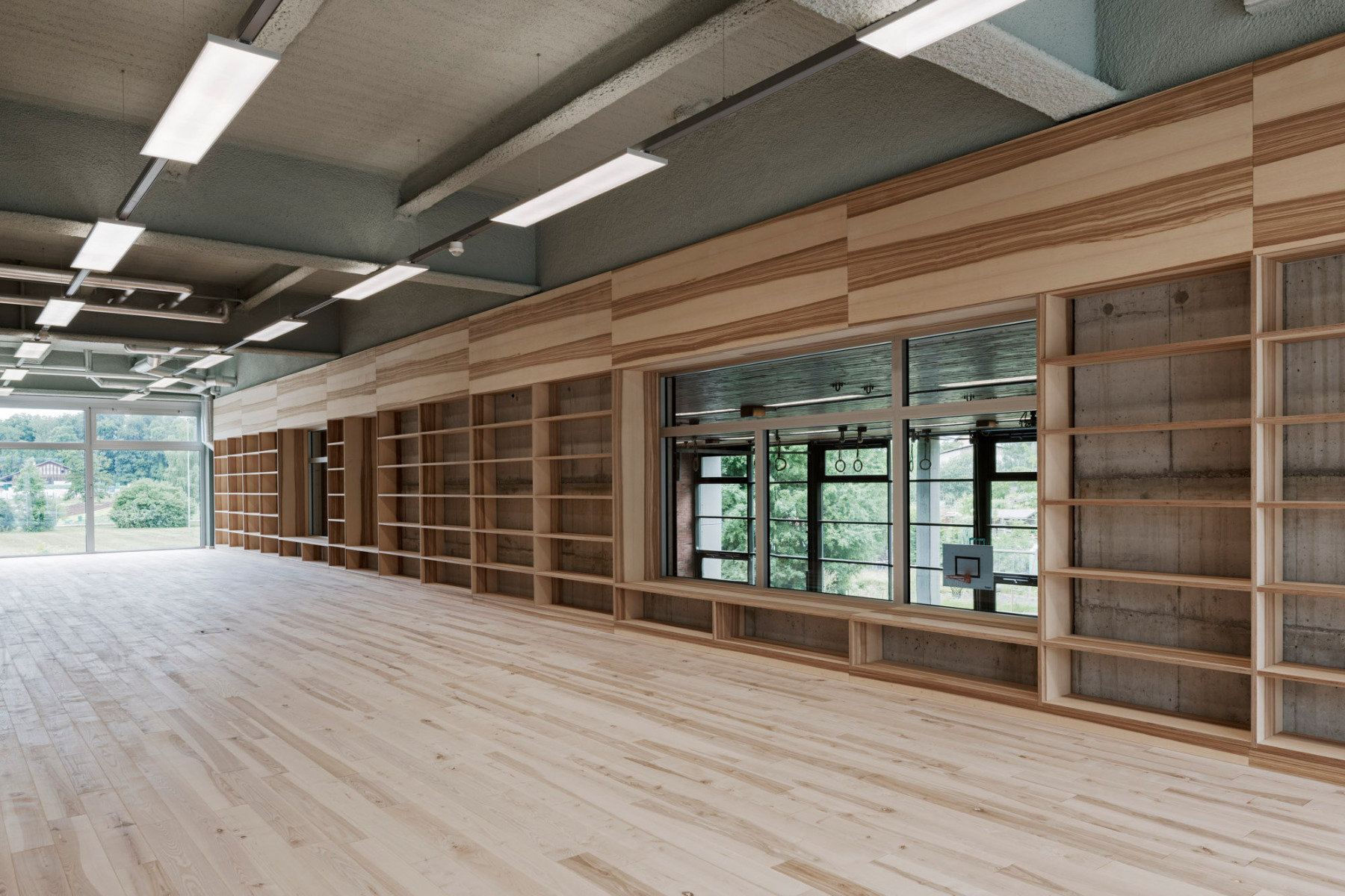 https://detail-cdn.s3.eu-central-1.amazonaws.com/media/catalog/product/1/2/12-umbau-erweiterung-schule-hellwies-weberbrunner-architekten-beat-buehler.jpg?width=437&height=582&store=de_de&image-type=image