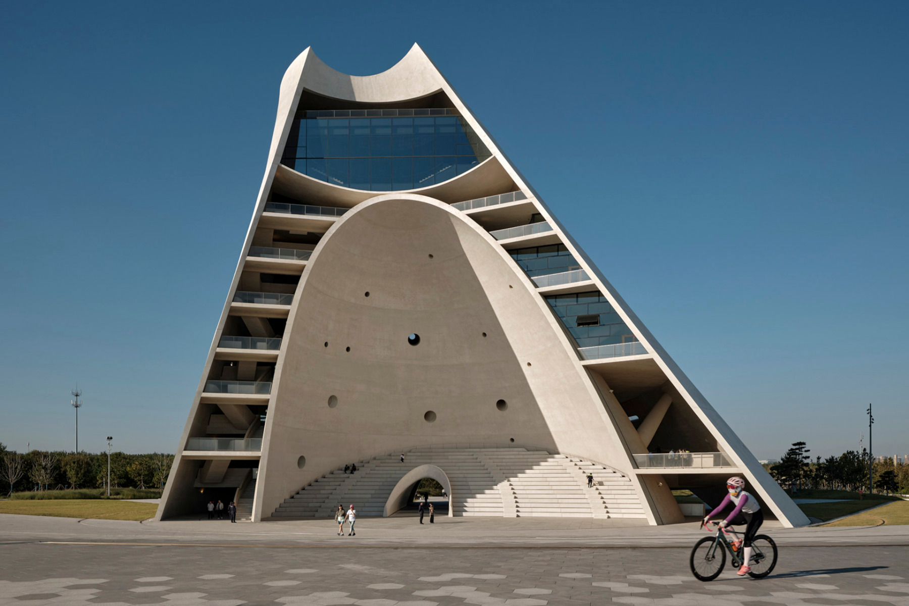 https://detail-cdn.s3.eu-central-1.amazonaws.com/media/catalog/product/1/2/12-yantai-sun-tower-open-architecture.jpg?width=437&height=582&store=de_en&image-type=image