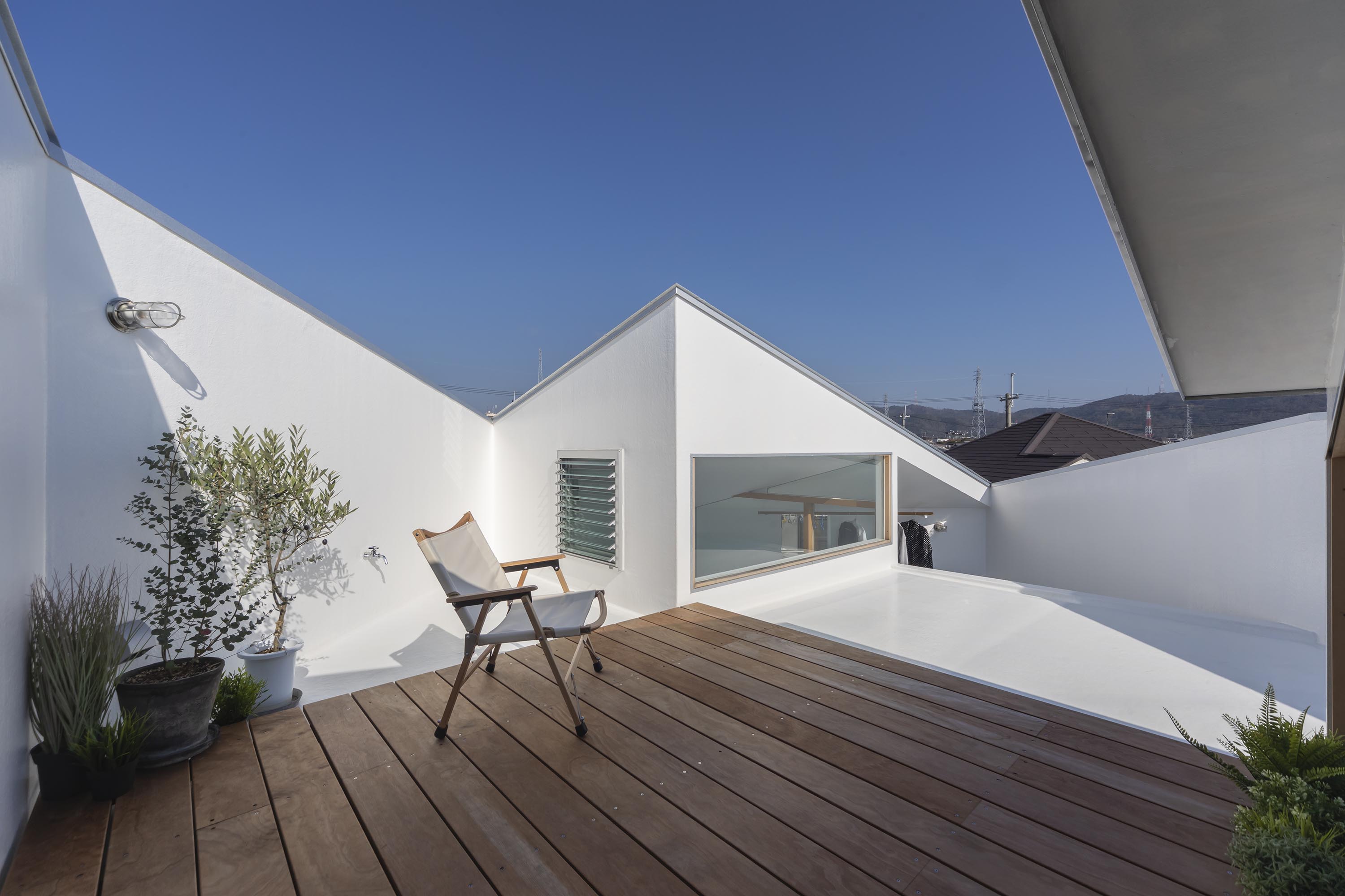 https://detail-cdn.s3.eu-central-1.amazonaws.com/media/catalog/product/1/3/13-House-in-Takatsuki-Tato-Architects-Shinkenchiku-Sha.jpg?width=437&height=582&store=de_en&image-type=image