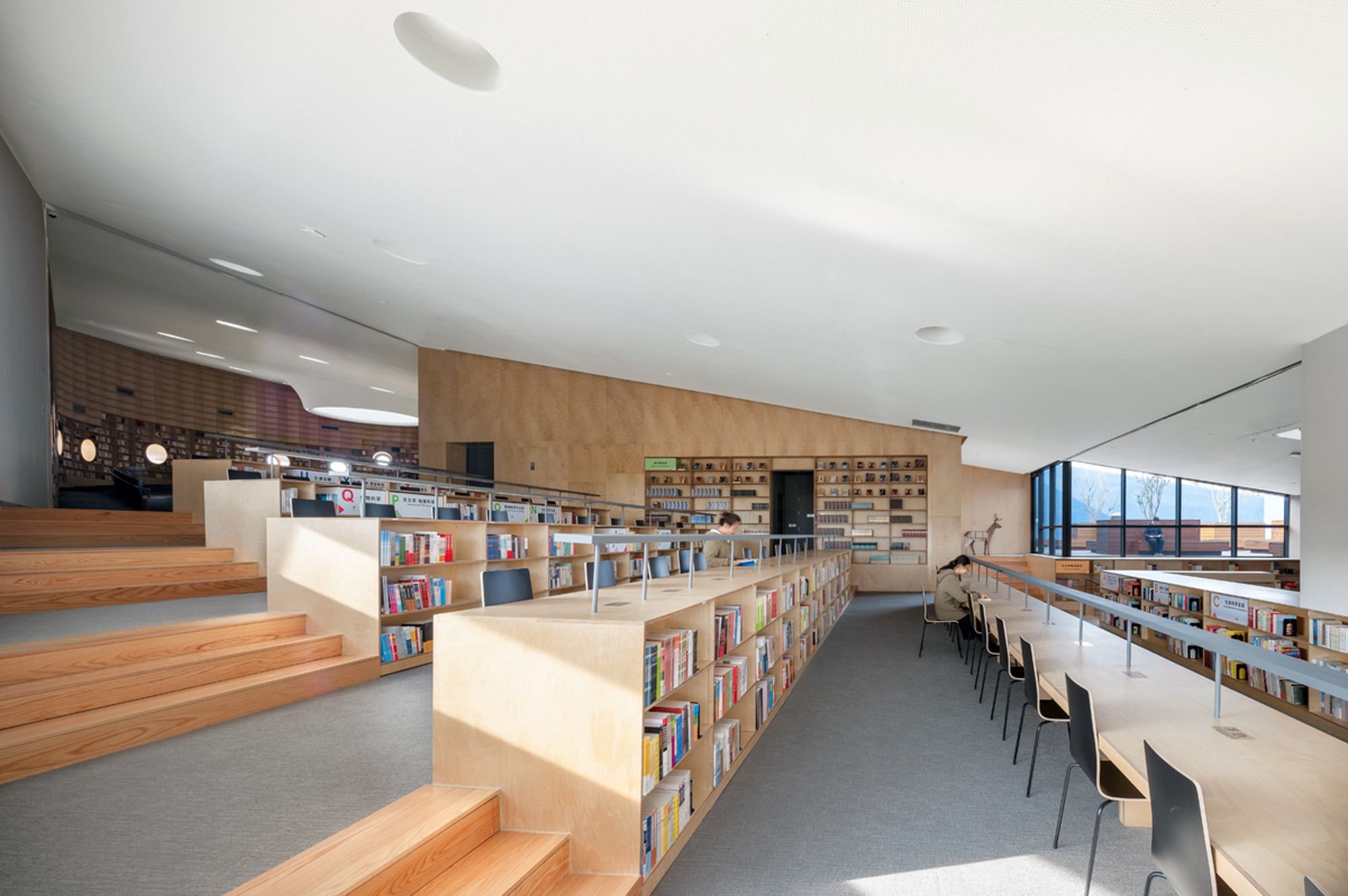 https://detail-cdn.s3.eu-central-1.amazonaws.com/media/catalog/product/1/3/13-Schulbibliothek-mit-Theater-bei-Shanghai-OPEN-Architecture-Wu-Qingshan.jpg?width=437&height=582&store=de_en&image-type=image