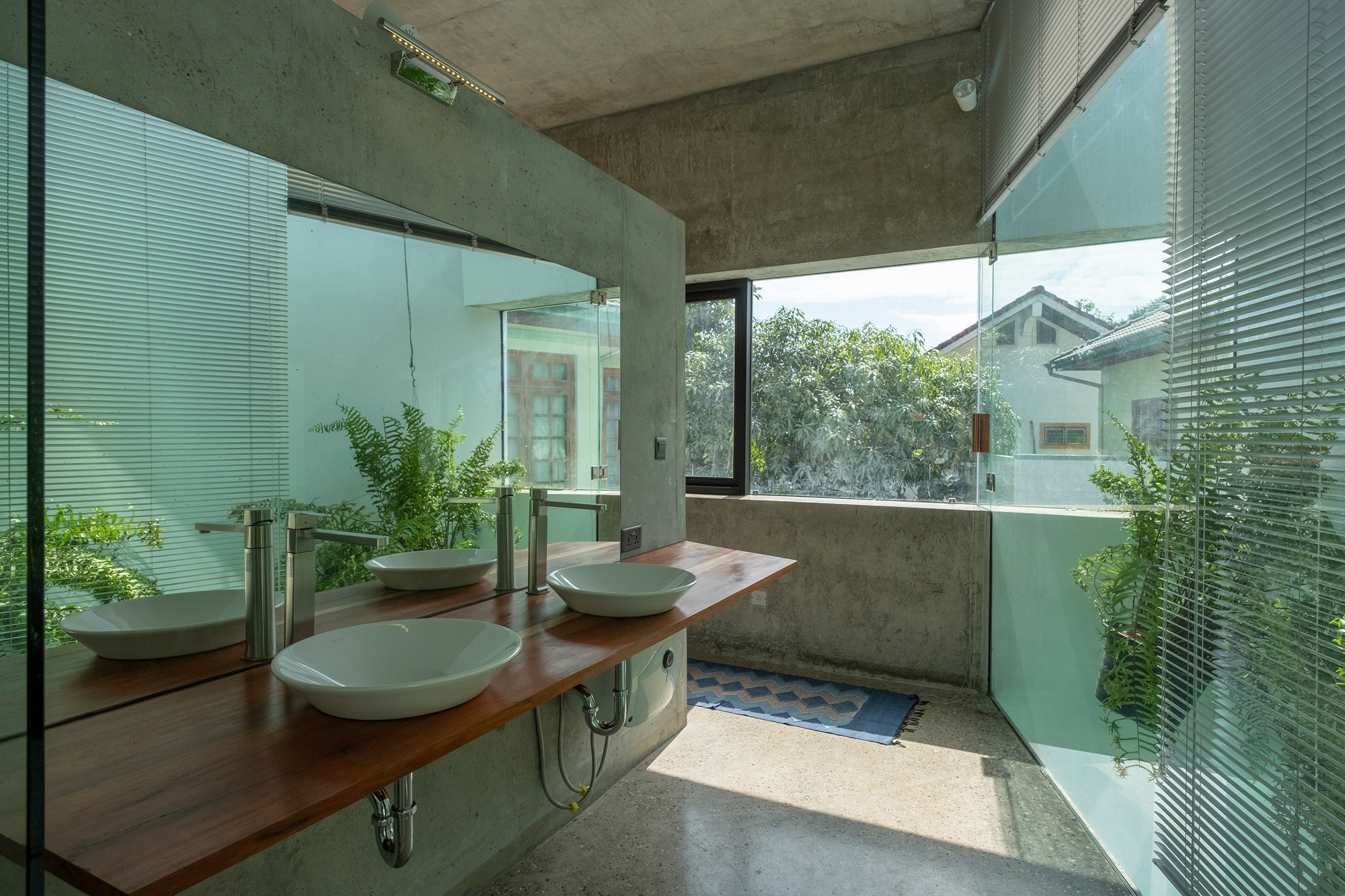 https://detail-cdn.s3.eu-central-1.amazonaws.com/media/catalog/product/1/3/13-Wohnhaus-mit-Pool-in-Laos-Saola-Architects-Francois-Hervy-Akira-Sato.jpg?width=437&height=582&store=de_de&image-type=image