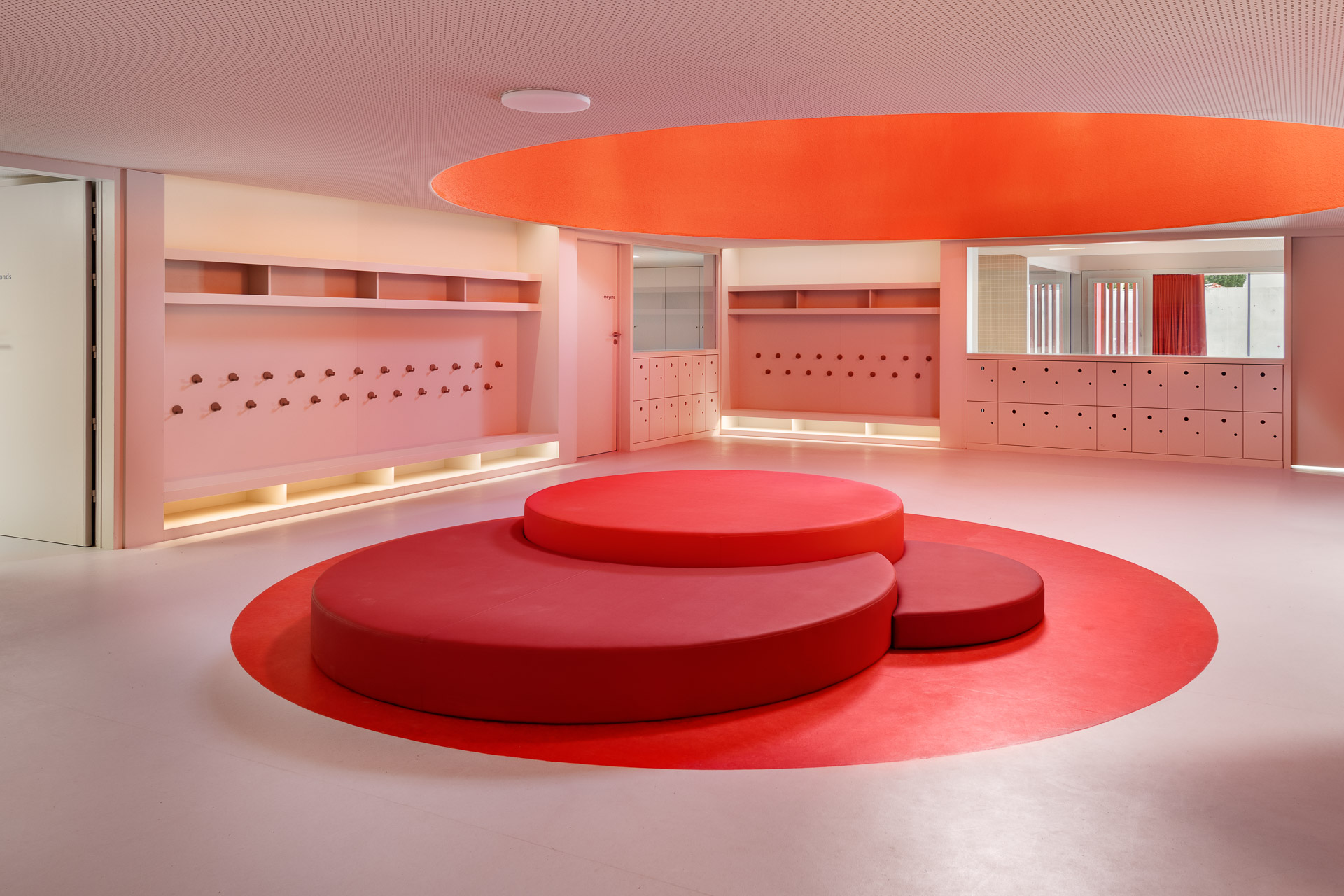 Im Zentrum des Raumprogramms steht der geräumige und farbenfrohe Hauptflur. © Eugeni Pons 