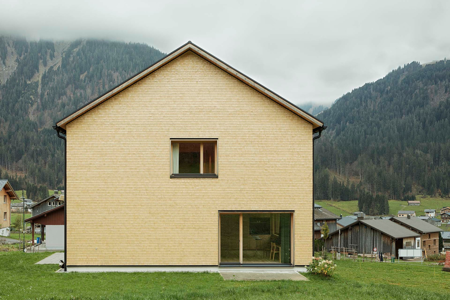 https://detail-cdn.s3.eu-central-1.amazonaws.com/media/catalog/product/1/3/13-haus-lp-bregenzerwald-firm-architekten.jpg?width=437&height=582&store=de_de&image-type=image