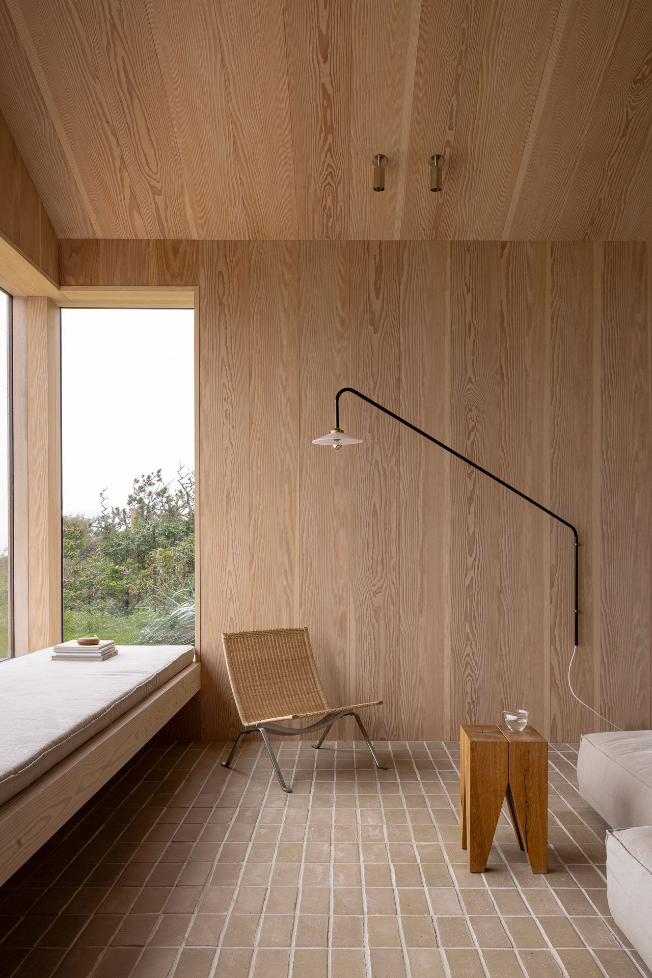 https://detail-cdn.s3.eu-central-1.amazonaws.com/media/catalog/product/1/3/13-heatherhill-beach-house-norm-architects_.jpg?width=437&height=582&store=de_de&image-type=image