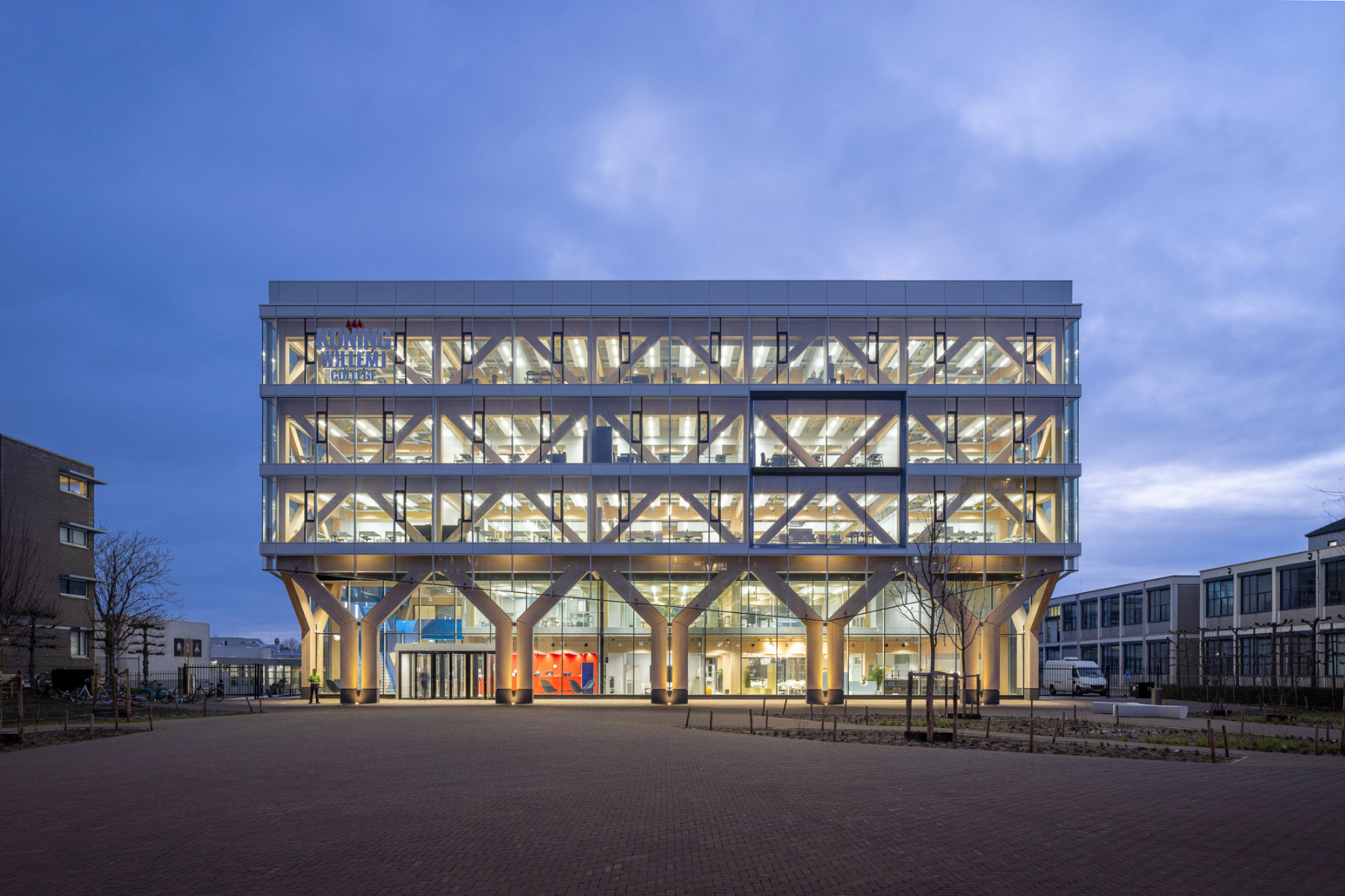 https://detail-cdn.s3.eu-central-1.amazonaws.com/media/catalog/product/1/3/13-koning-willem-i-college-_s-hertogenbosch-nieuwe-architecten.jpg?width=437&height=582&store=de_en&image-type=image