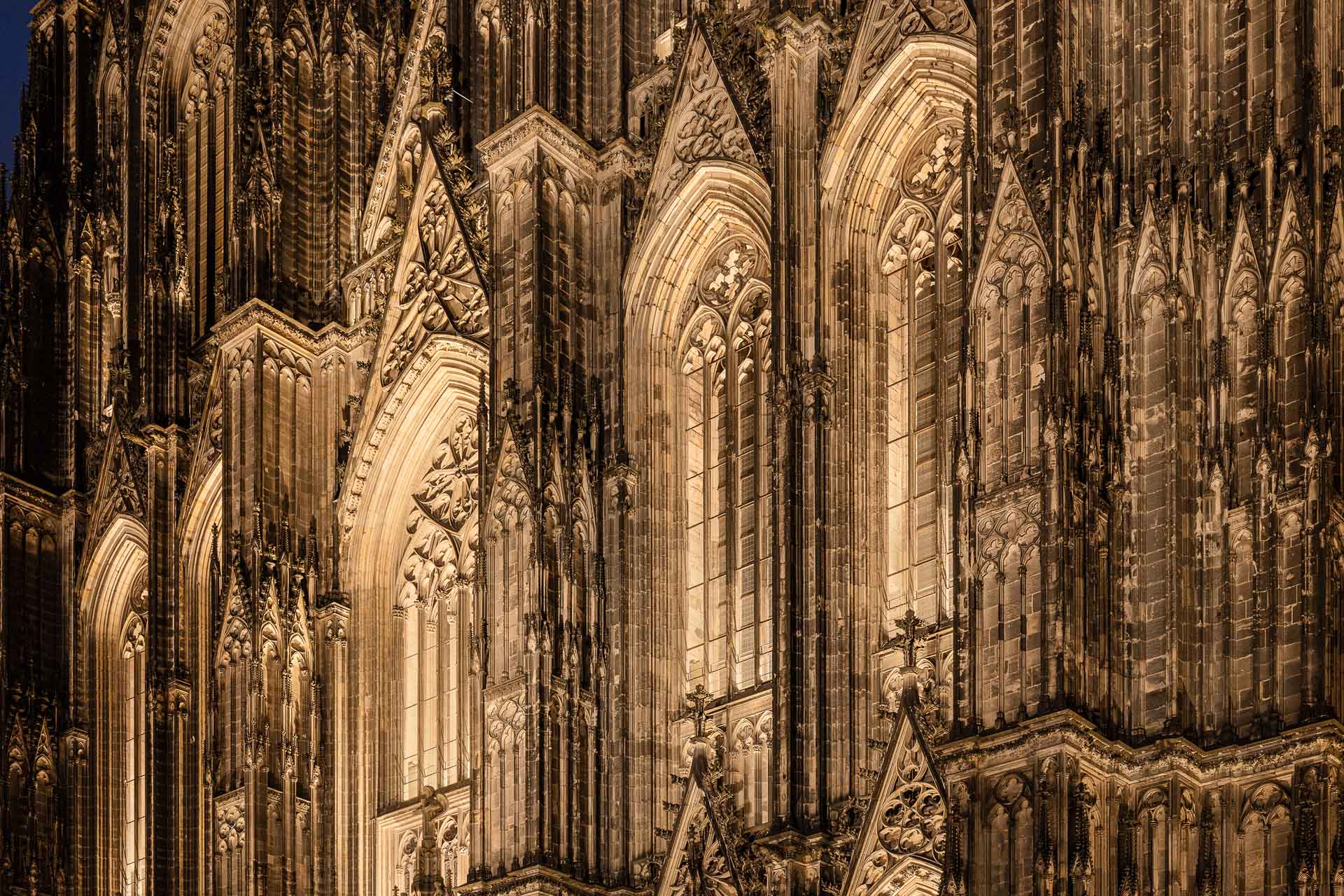 https://detail-cdn.s3.eu-central-1.amazonaws.com/media/catalog/product/1/3/13-led-beleuchtung-koelner-dom.jpg?width=437&height=582&store=de_de&image-type=image