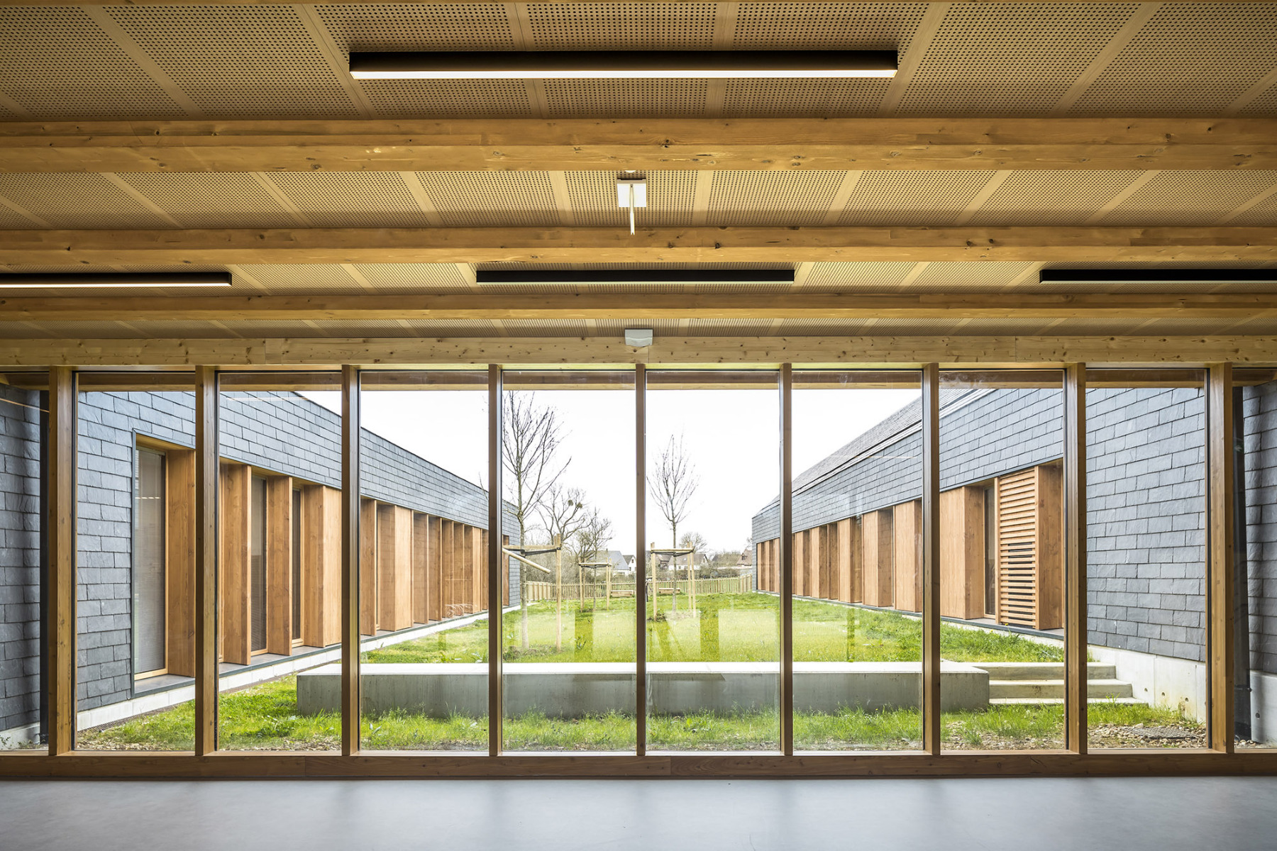 https://detail-cdn.s3.eu-central-1.amazonaws.com/media/catalog/product/1/3/13-schule-heudebouville-hemaa-architectes-sergio-grazia.jpg?width=437&height=582&store=de_de&image-type=image