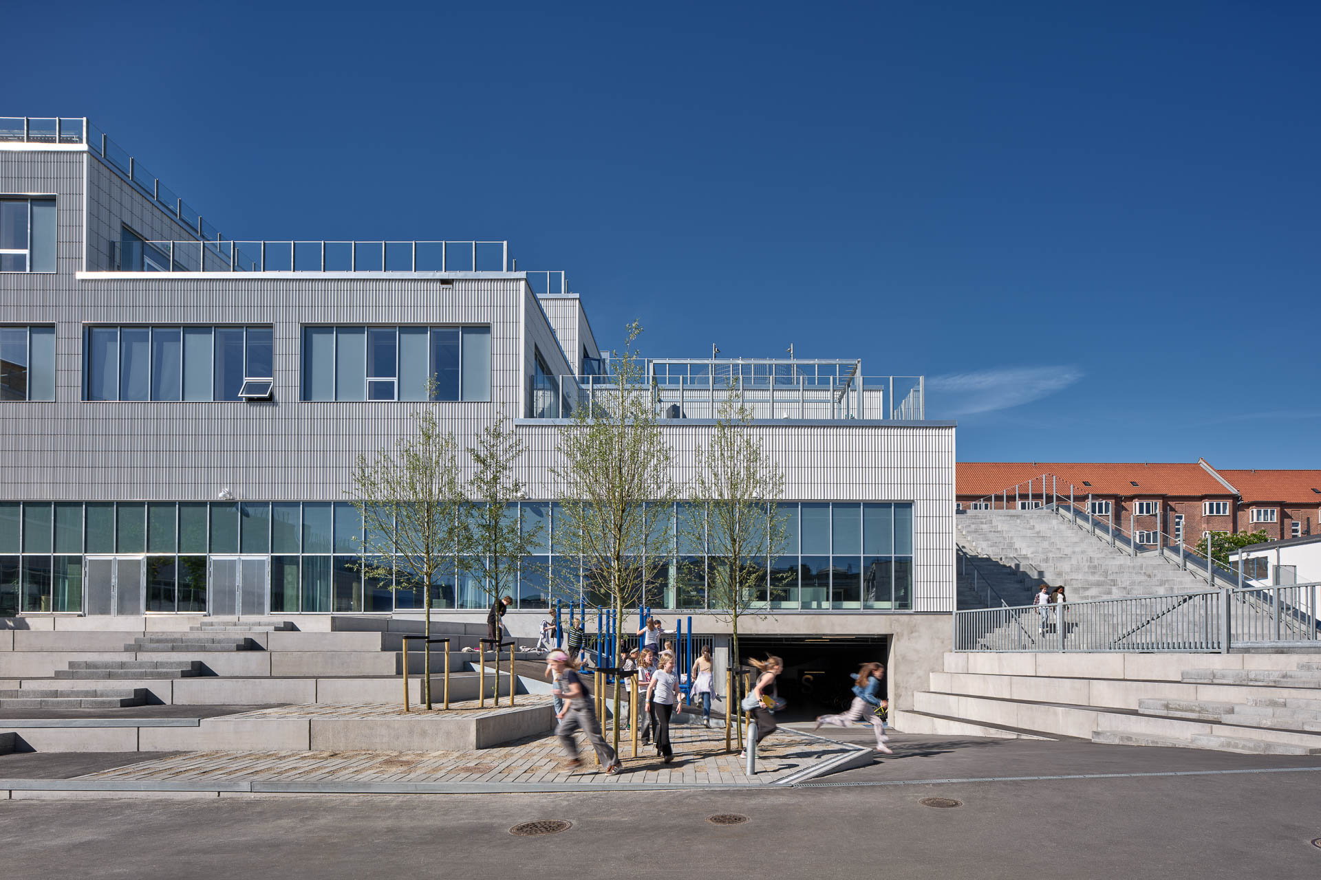 https://detail-cdn.s3.eu-central-1.amazonaws.com/media/catalog/product/1/3/13-schule-kopenhagen-nord-architects.jpg?width=437&height=582&store=de_en&image-type=image