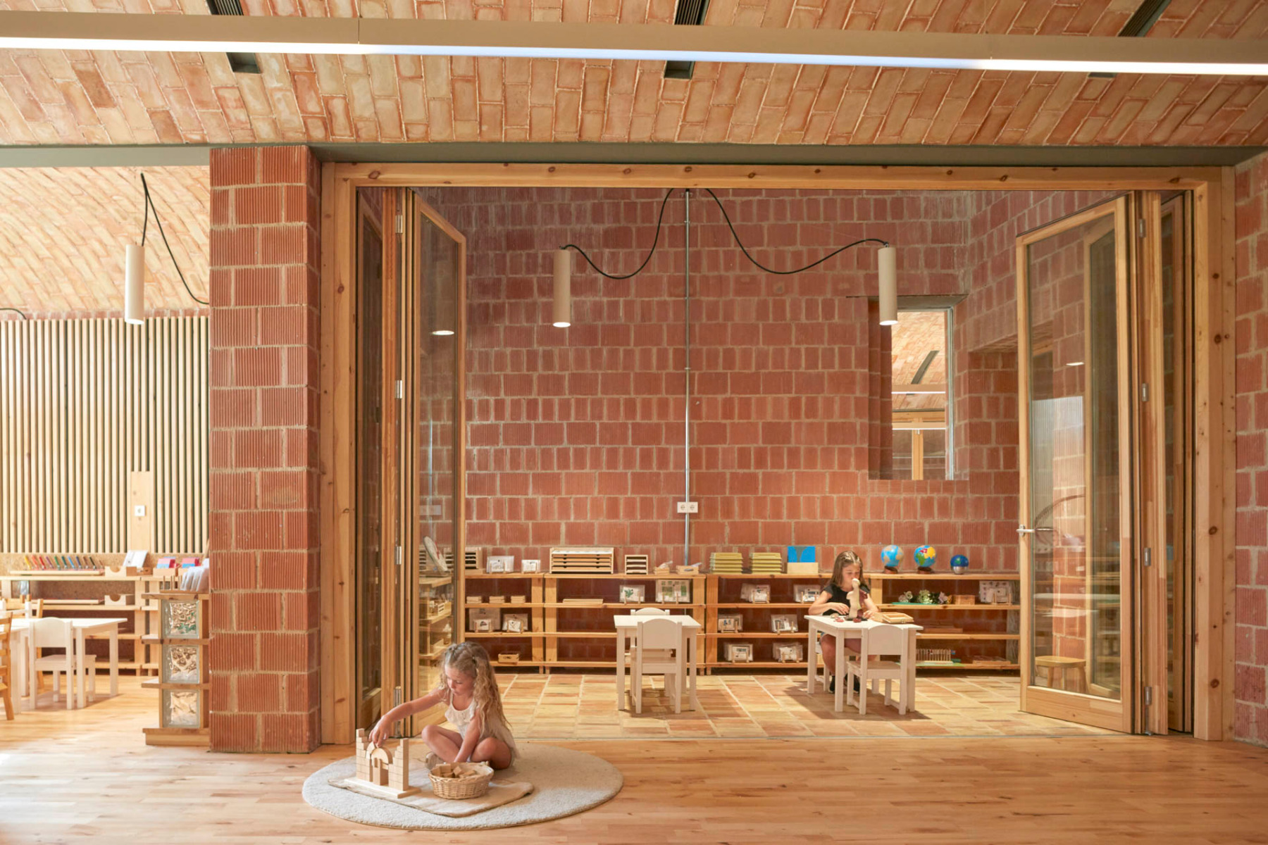 https://detail-cdn.s3.eu-central-1.amazonaws.com/media/catalog/product/1/3/13-schule-valencia-gradoli_sanz-arquitectes.jpg?width=437&height=582&store=de_de&image-type=image