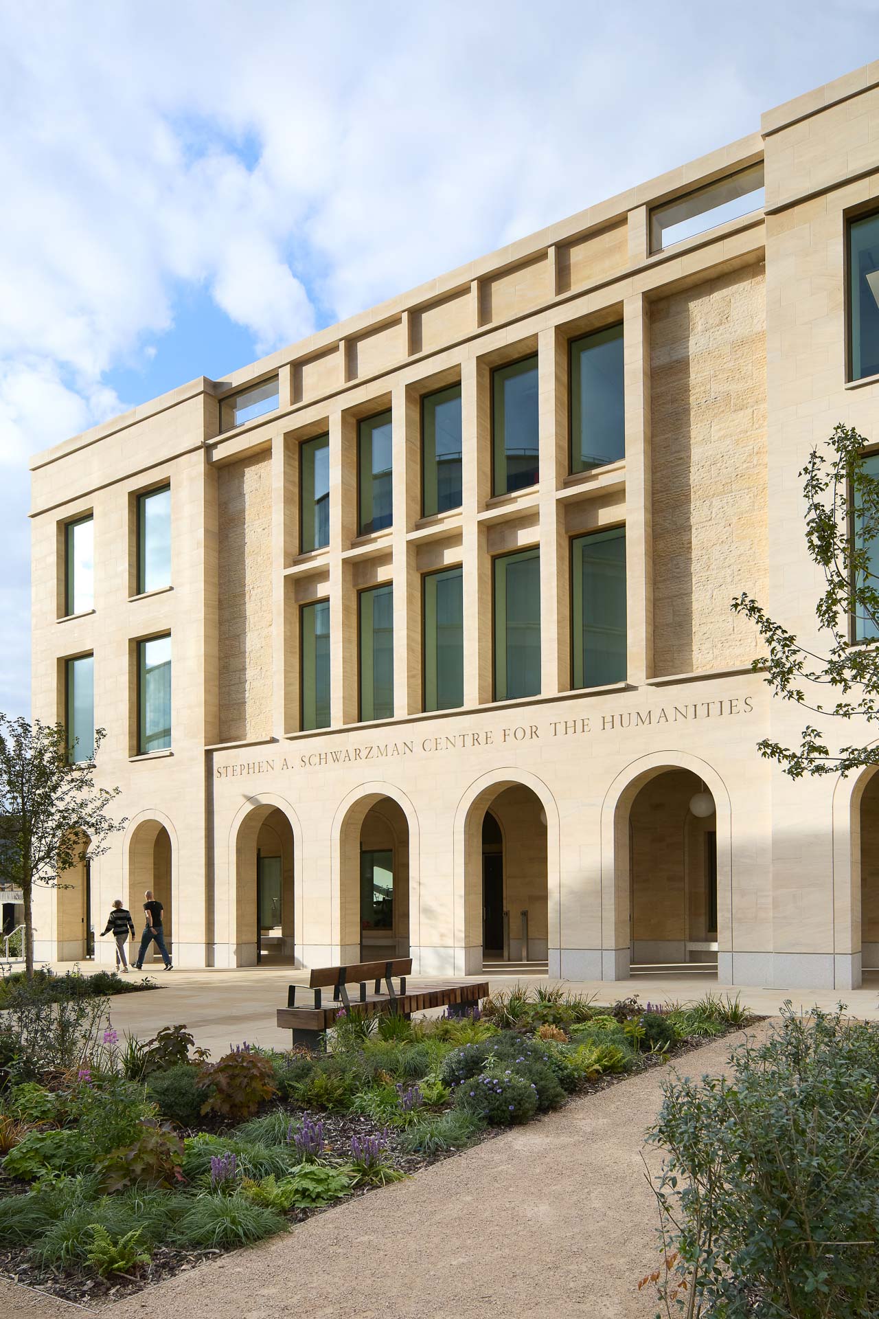 https://detail-cdn.s3.eu-central-1.amazonaws.com/media/catalog/product/1/3/13-schwarzman-centre-oxford-hopkins-architects.jpg?width=437&height=582&store=de_en&image-type=image