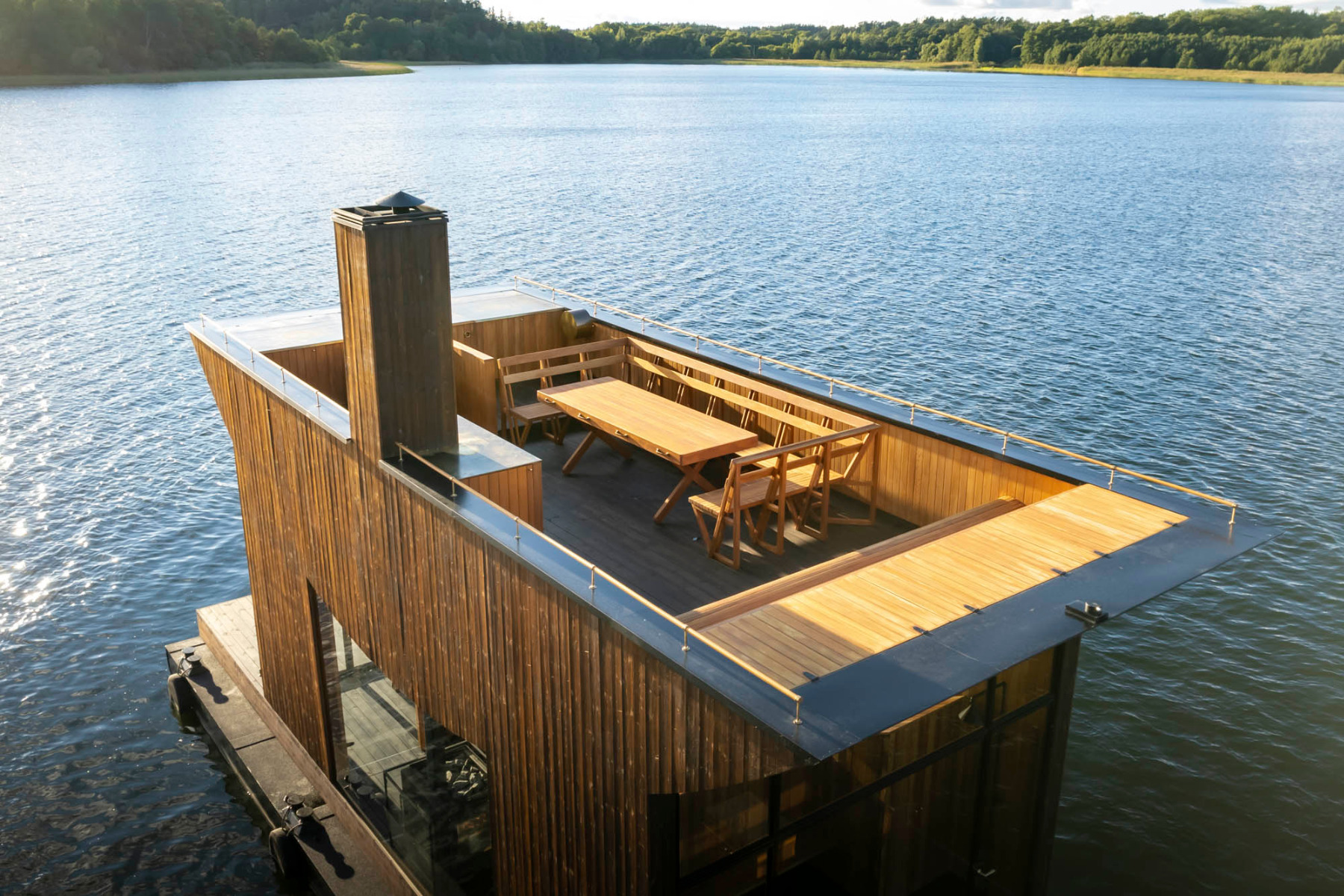 https://detail-cdn.s3.eu-central-1.amazonaws.com/media/catalog/product/1/3/13-schwimmende-sauna-stockholm-sandellsandberg-arkitekter.jpg?width=437&height=582&store=de_en&image-type=image