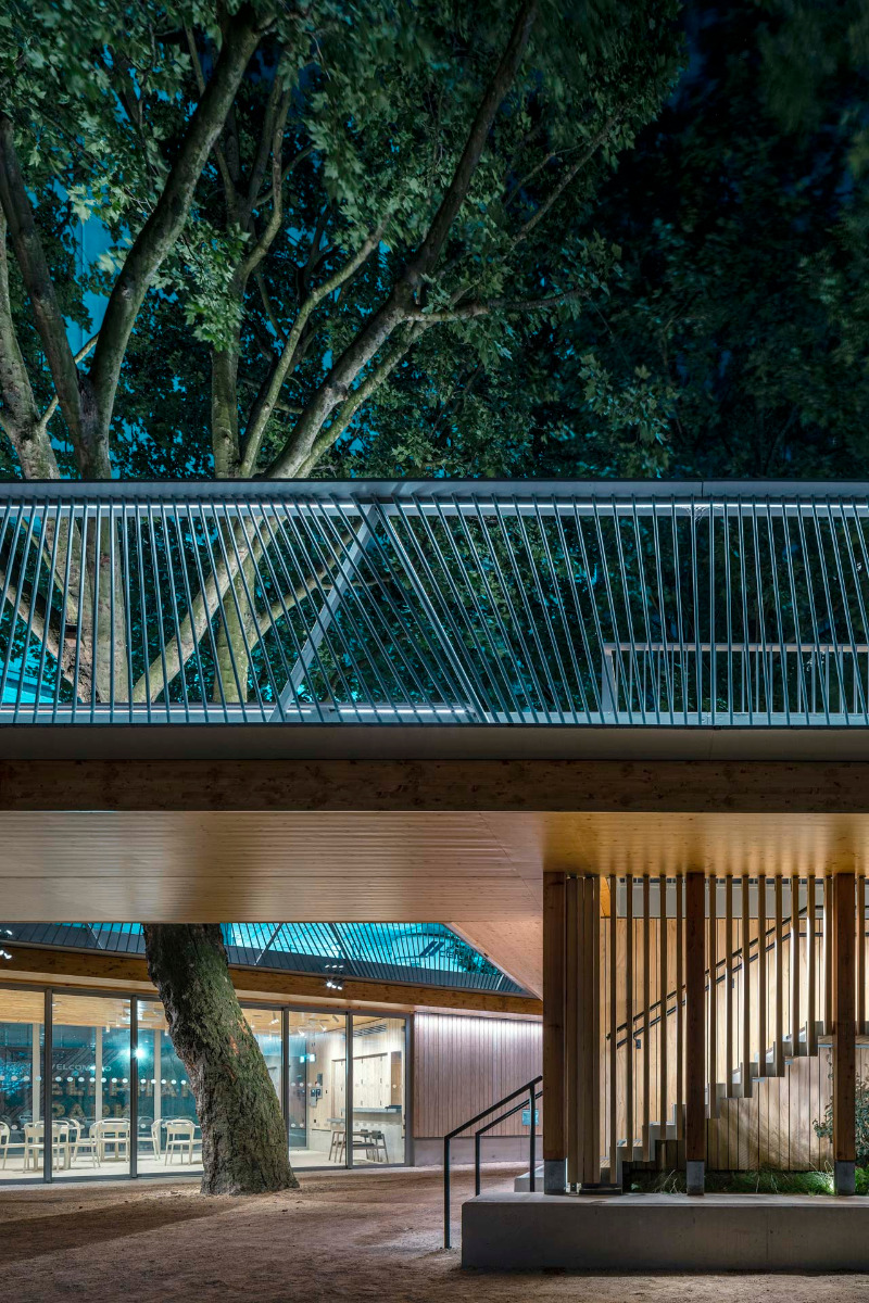 https://detail-cdn.s3.eu-central-1.amazonaws.com/media/catalog/product/1/3/13-tree-house-london-bell-phillips-architects.jpg?width=437&height=582&store=de_en&image-type=image