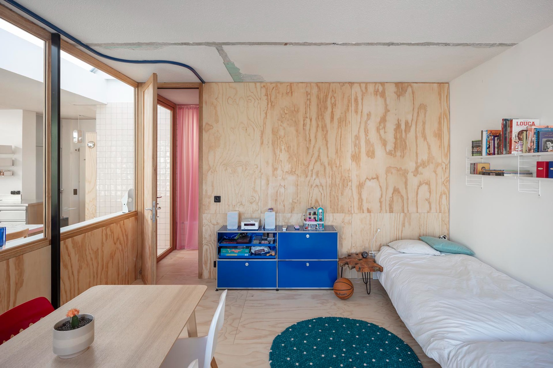 Trennwände aus Seekiefersperrholzplatten betonen die expressive Gestaltung der Maison Molaire. © Dylan Perrenoud 