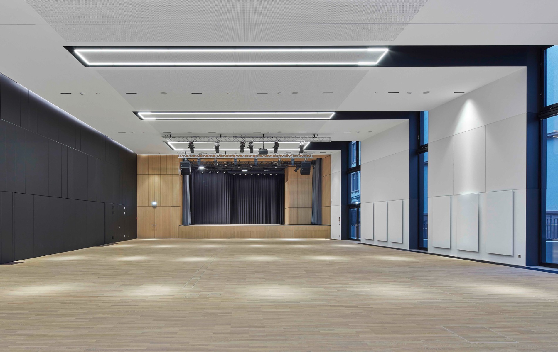 https://detail-cdn.s3.eu-central-1.amazonaws.com/media/catalog/product/1/3/13_hadi_teherani_architects_volksbank_areal_in_freiburg.jpg?width=437&height=582&store=de_en&image-type=image