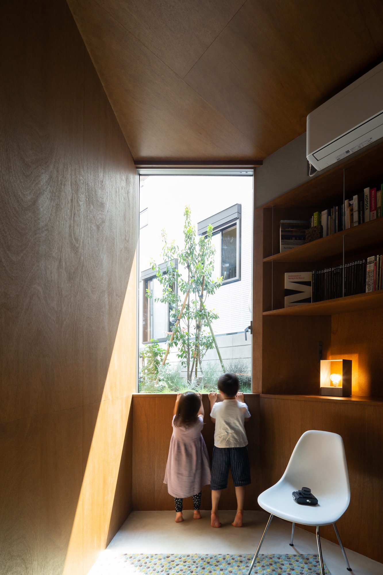 https://detail-cdn.s3.eu-central-1.amazonaws.com/media/catalog/product/1/4/14-Bay-Window-Tower-House-Tokio-Takaaki-Fuji_Yuko-Fuji-Architecture.jpg?width=437&height=582&store=de_de&image-type=image