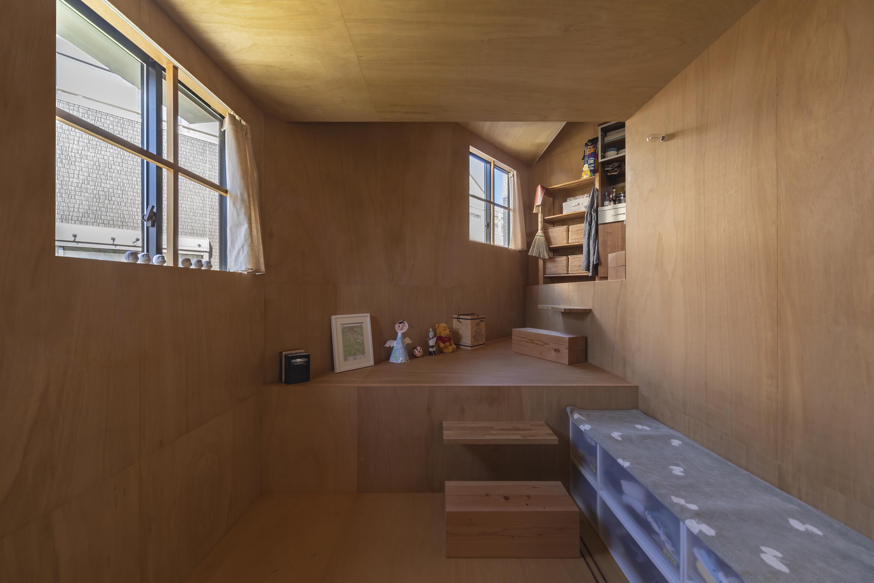 https://detail-cdn.s3.eu-central-1.amazonaws.com/media/catalog/product/1/4/14-House-in-Takatsuki-Tato-Architects-Shinkenchiku-Sha.jpg?width=437&height=582&store=de_en&image-type=image