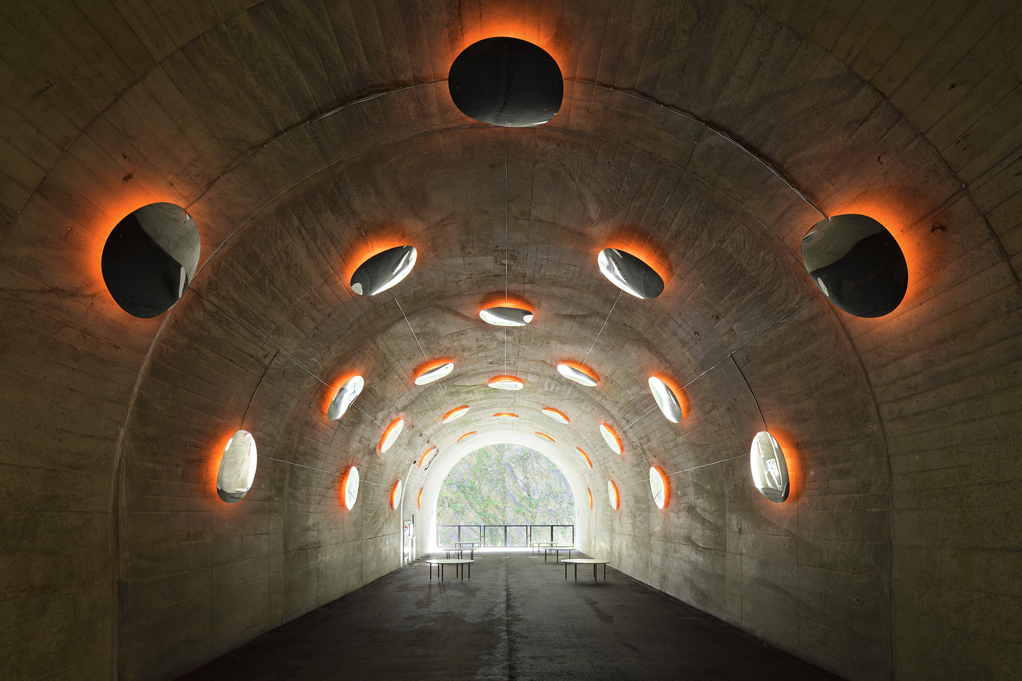 https://detail-cdn.s3.eu-central-1.amazonaws.com/media/catalog/product/1/4/14-MAD-Echigo_Tsumari-Tunnel_of_Light-Periscope-by_Nacasa___Partners_Inc.-low-res.jpg?width=437&height=582&store=de_de&image-type=image