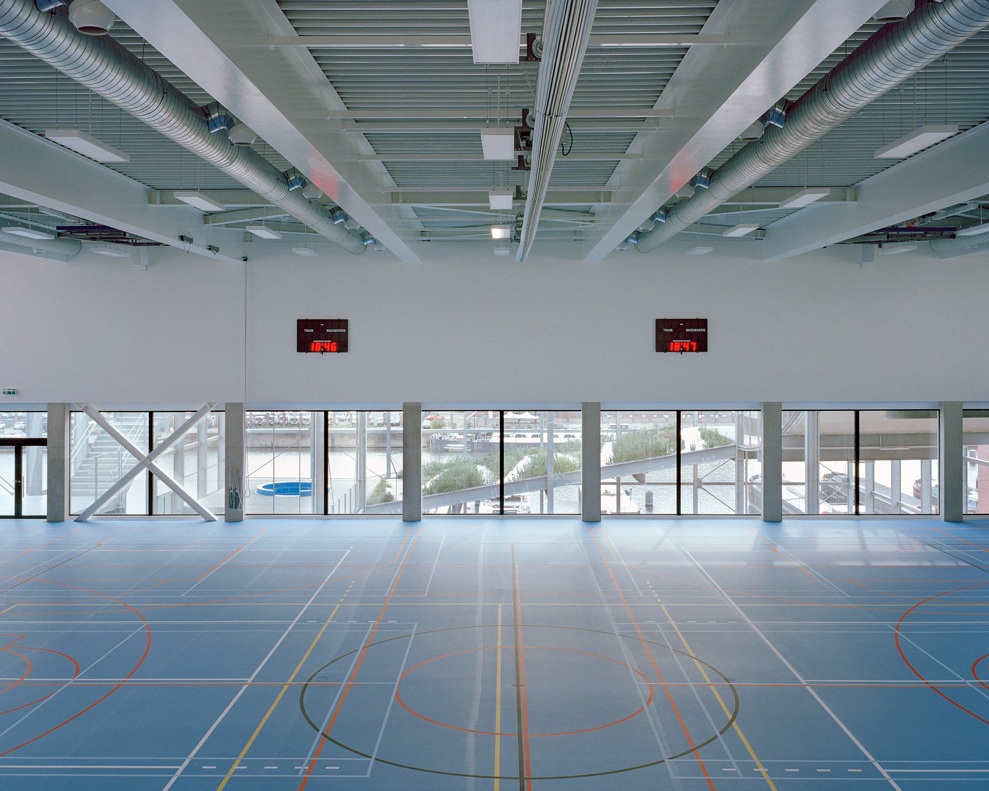 https://detail-cdn.s3.eu-central-1.amazonaws.com/media/catalog/product/1/4/14-Schule-Gent-Xaveer-De-Geyter-Architects-Maxime-Delvaux.jpg?width=437&height=582&store=de_de&image-type=image