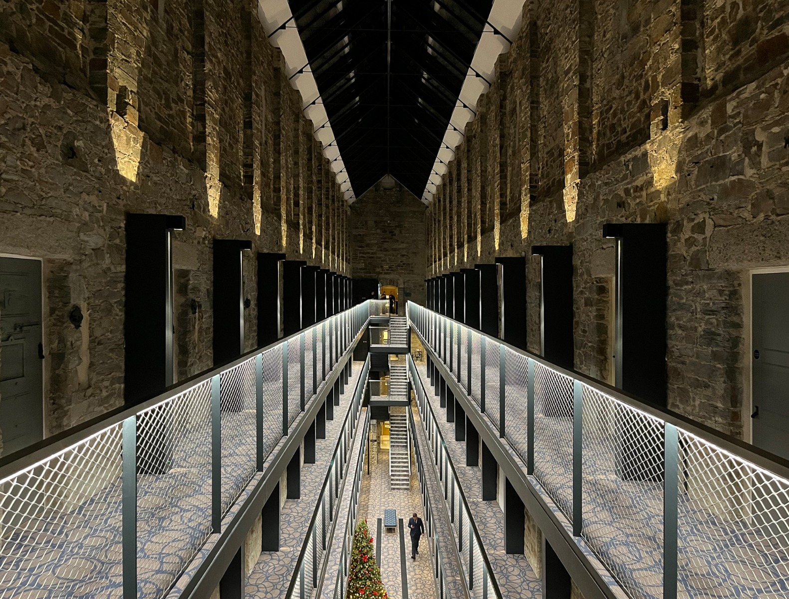 https://detail-cdn.s3.eu-central-1.amazonaws.com/media/catalog/product/1/4/14-bodmin-jail-hotel-in-cornwall-twelve-architects.jpg?width=437&height=582&store=de_de&image-type=image
