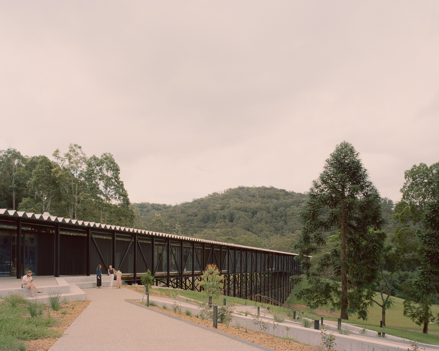 https://detail-cdn.s3.eu-central-1.amazonaws.com/media/catalog/product/1/4/14-bundanon-art-museum-kerstin-thompson-architects.jpg?width=437&height=582&store=de_de&image-type=image