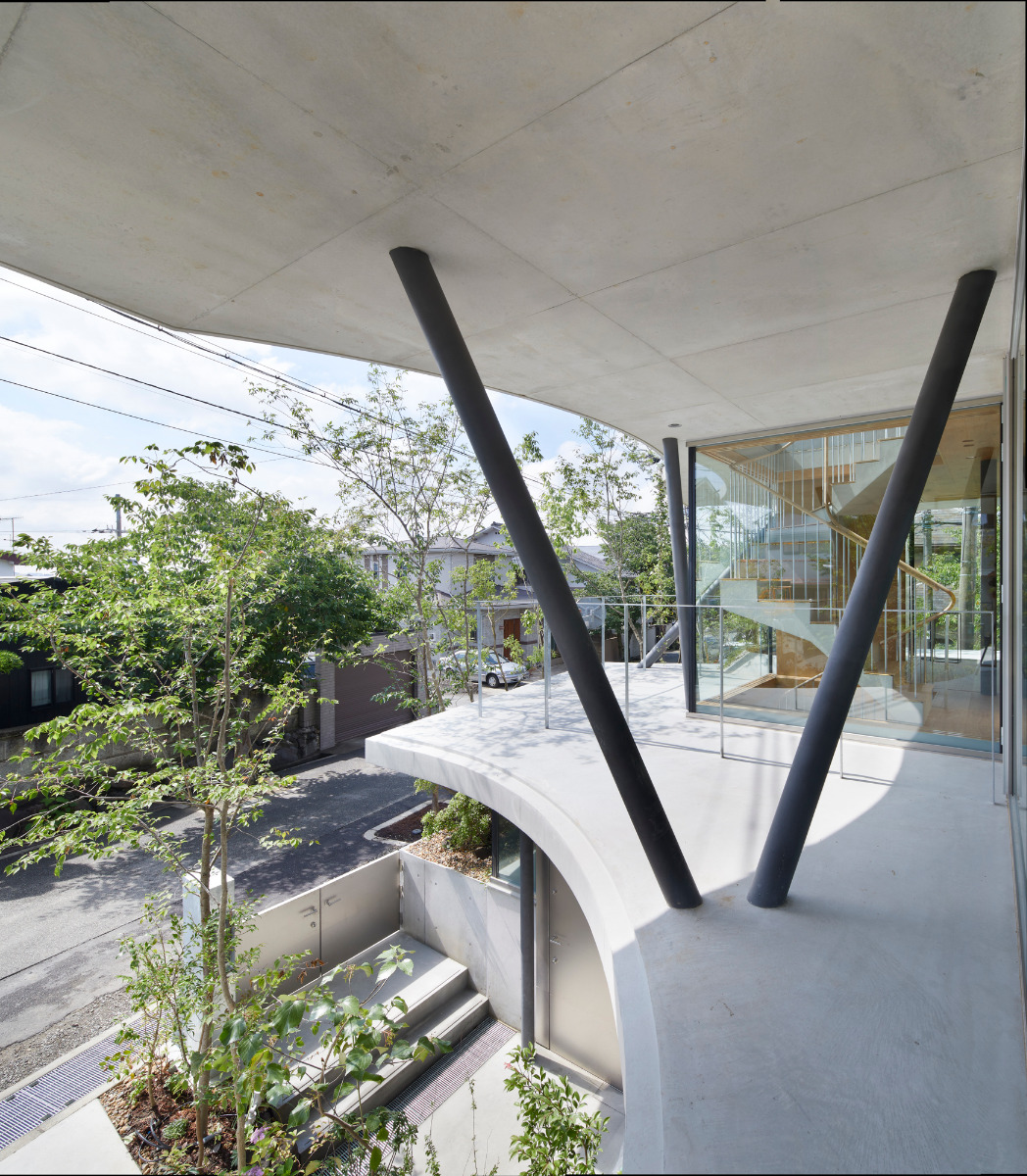 https://detail-cdn.s3.eu-central-1.amazonaws.com/media/catalog/product/1/4/14-earth-house-osaka-tomohiro-hata.jpg?width=437&height=582&store=de_de&image-type=image