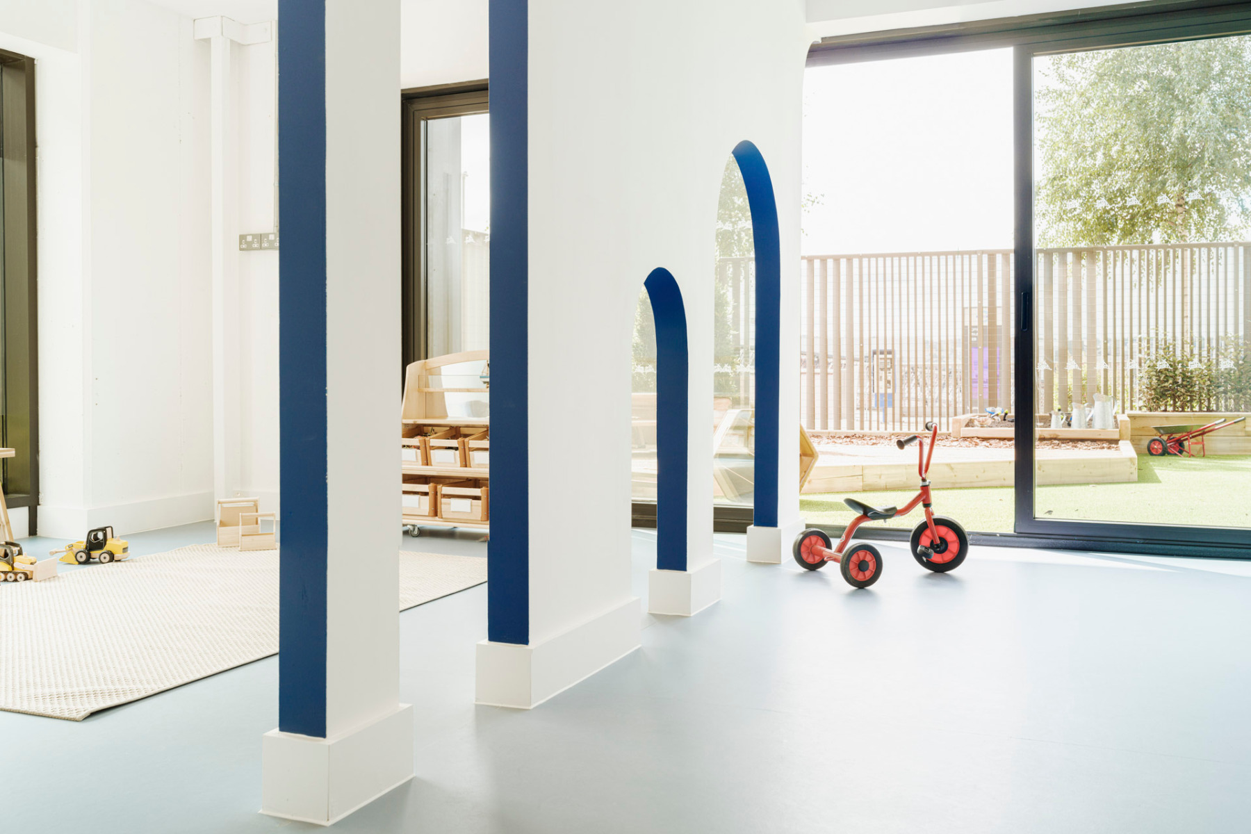https://detail-cdn.s3.eu-central-1.amazonaws.com/media/catalog/product/1/4/14-kindertagesstaette-london-the-nest-delve-architects.jpg?width=437&height=582&store=de_de&image-type=image