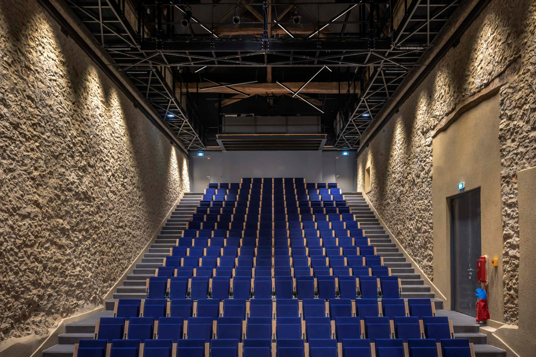 https://detail-cdn.s3.eu-central-1.amazonaws.com/media/catalog/product/1/4/14-kulturzentrum-chessy-bei-paris-opus-5-architectes.jpg?width=437&height=582&store=de_en&image-type=image