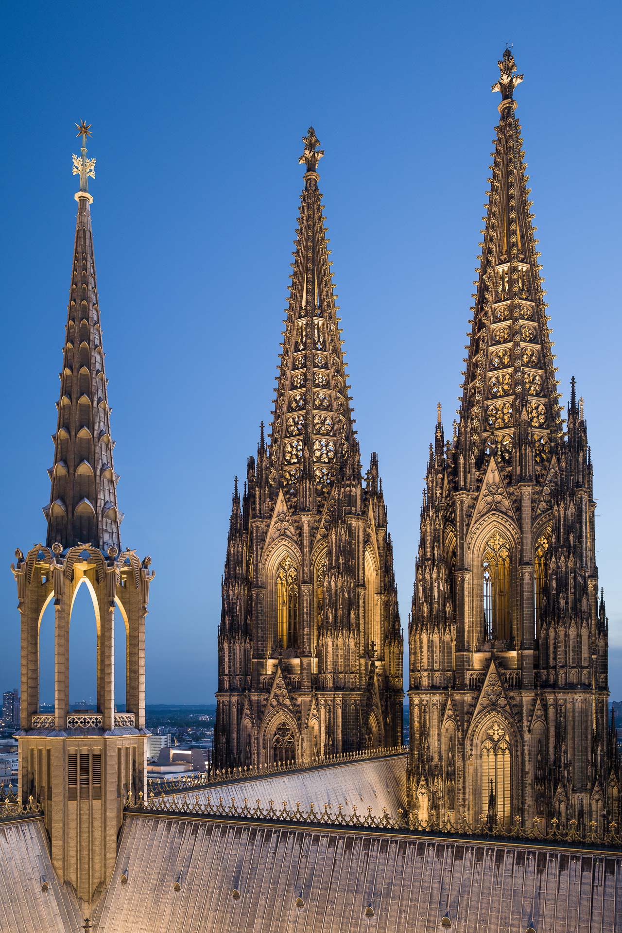 https://detail-cdn.s3.eu-central-1.amazonaws.com/media/catalog/product/1/4/14-led-beleuchtung-koelner-dom.jpg?width=437&height=582&store=de_de&image-type=image