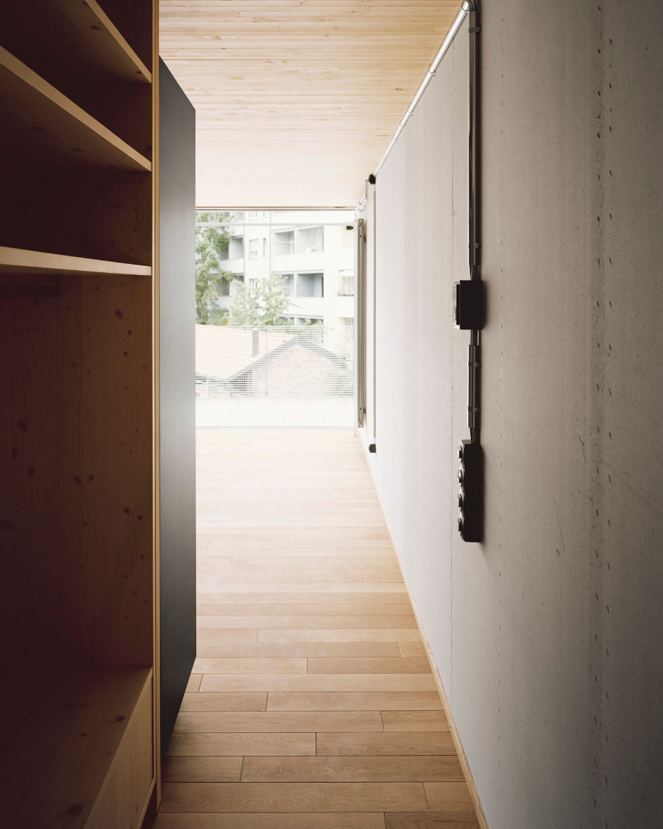 https://detail-cdn.s3.eu-central-1.amazonaws.com/media/catalog/product/1/4/14-mehrfamilienhaus-lukas-raeber-architekten-basel.jpg?width=437&height=582&store=de_en&image-type=image