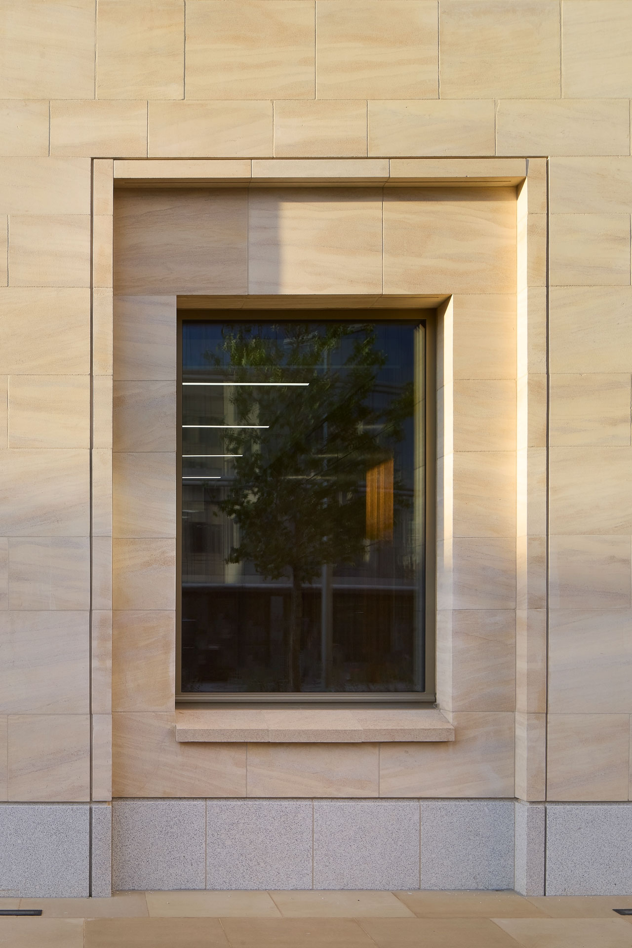 https://detail-cdn.s3.eu-central-1.amazonaws.com/media/catalog/product/1/4/14-schwarzman-centre-oxford-hopkins-architects.jpg?width=437&height=582&store=de_en&image-type=image