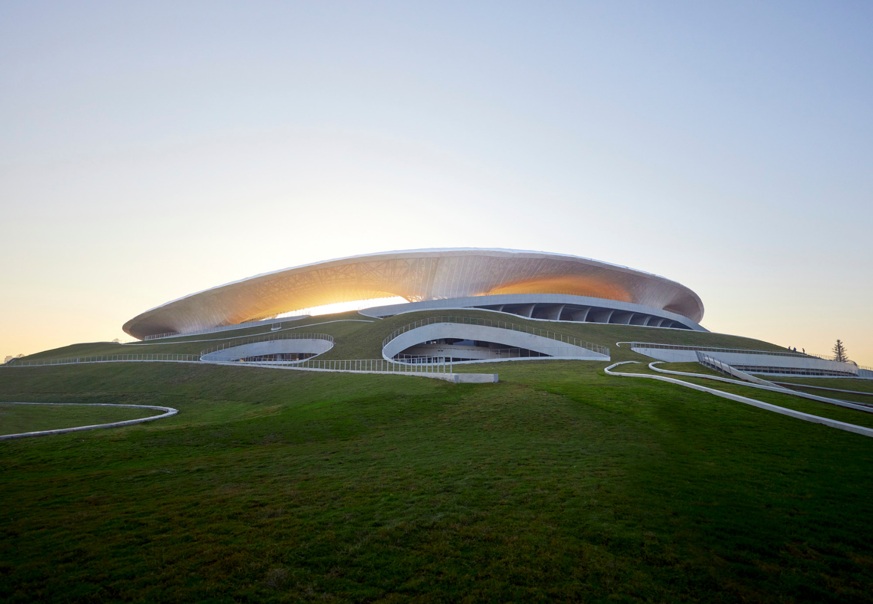 https://detail-cdn.s3.eu-central-1.amazonaws.com/media/catalog/product/1/4/14-stadion-quzhou-mad-architects.jpg?width=437&height=582&store=de_de&image-type=image