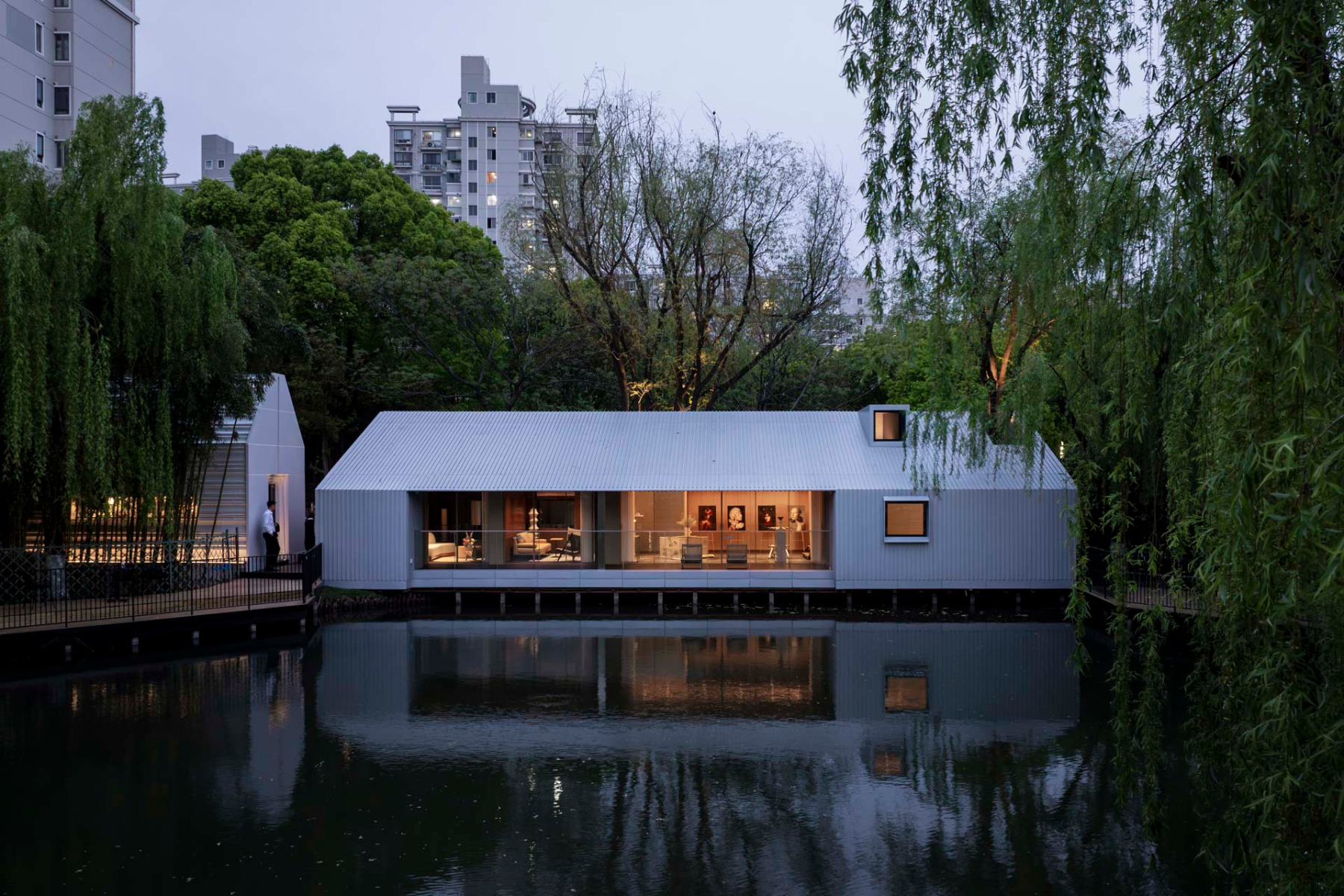 https://detail-cdn.s3.eu-central-1.amazonaws.com/media/catalog/product/1/4/14-the-lake-house-life-experience-pavilion-wutopia-lab-shanghai.jpg?width=437&height=582&store=de_de&image-type=image