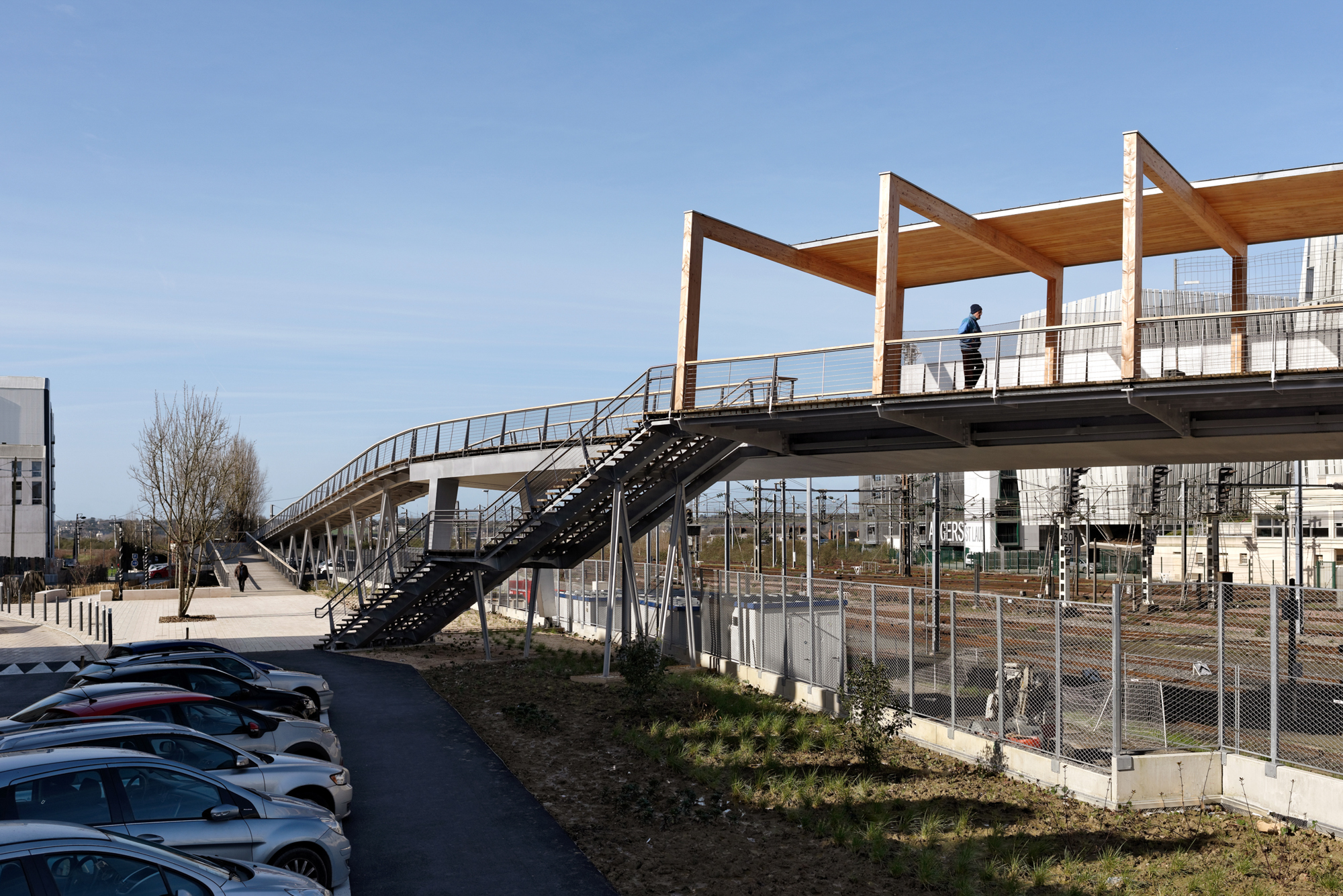 https://detail-cdn.s3.eu-central-1.amazonaws.com/media/catalog/product/1/5/15-Bruecke-Passerelle-Angers-Saint-Loud-Dietmar-Feichtinger-Architects.jpg?width=437&height=582&store=de_en&image-type=image