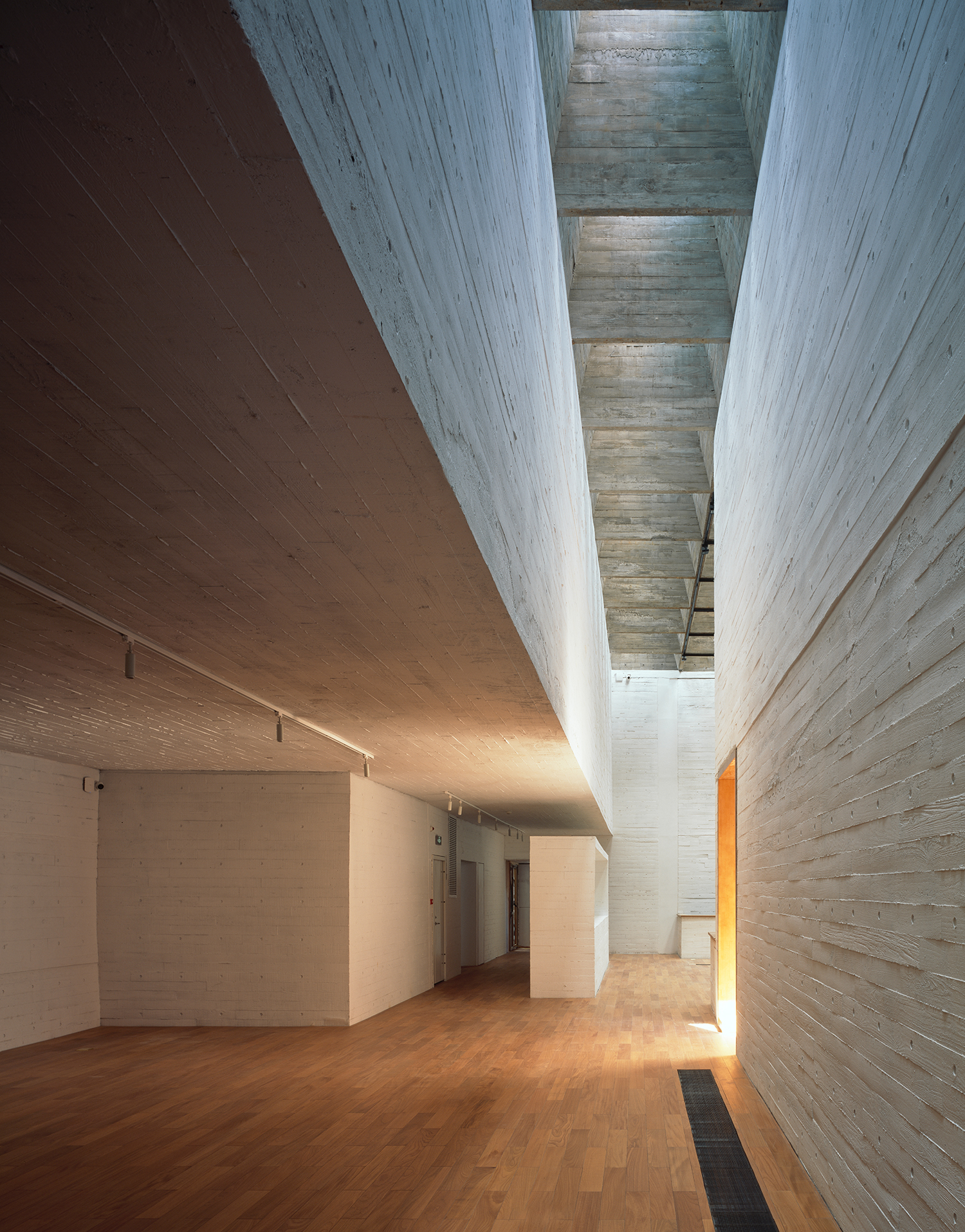 https://detail-cdn.s3.eu-central-1.amazonaws.com/media/catalog/product/1/5/15-Changjiang-Art-Museum-Vector-Architects-Chen-Hao.jpg?width=437&height=582&store=de_de&image-type=image