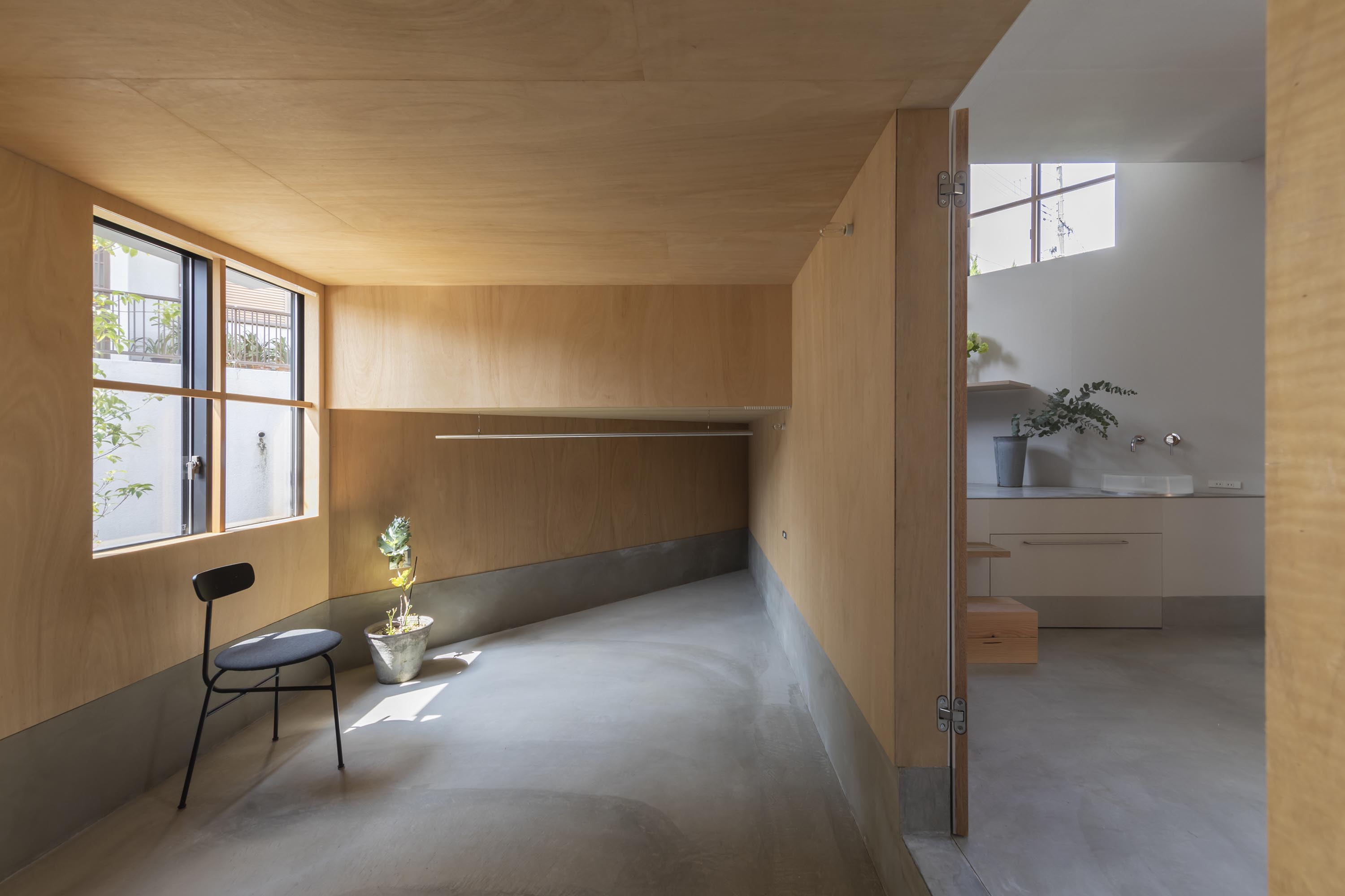 https://detail-cdn.s3.eu-central-1.amazonaws.com/media/catalog/product/1/5/15-House-in-Takatsuki-Tato-Architects-Shinkenchiku-Sha.jpg?width=437&height=582&store=de_en&image-type=image