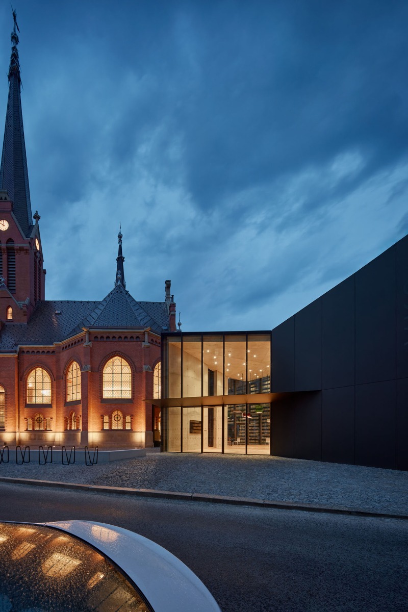 https://detail-cdn.s3.eu-central-1.amazonaws.com/media/catalog/product/1/5/15-atelier-r_revitalisiert_rote_kirche_in_tschechien.jpg?width=437&height=582&store=de_de&image-type=image