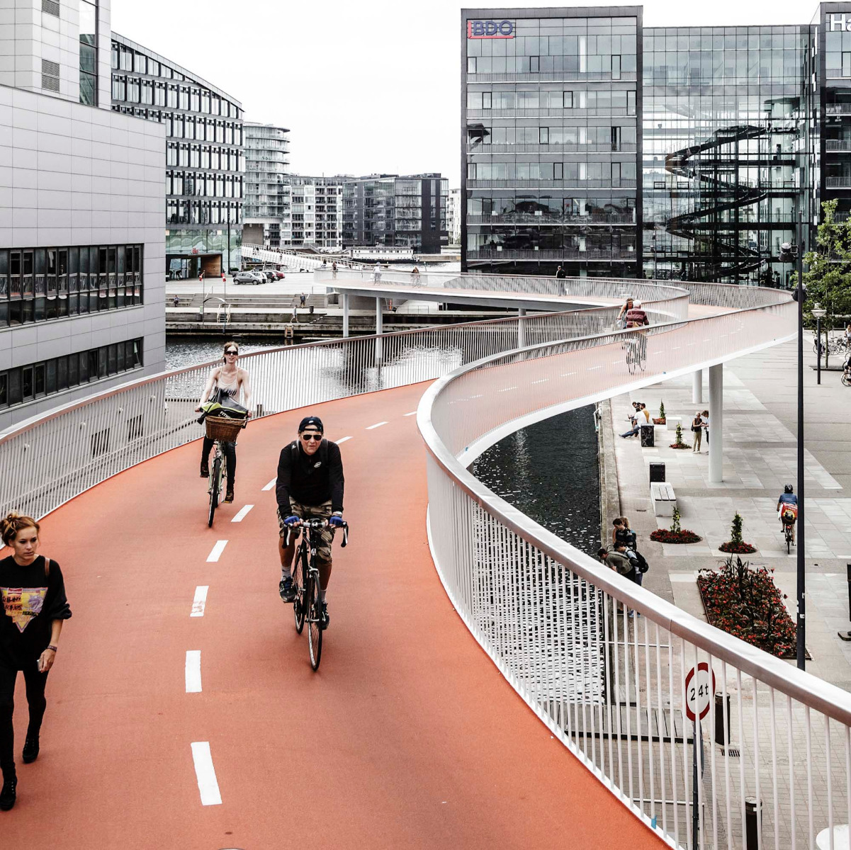 https://detail-cdn.s3.eu-central-1.amazonaws.com/media/catalog/product/1/5/15-kopenhagen-welthauptstadt-architektur-2023_15_fahrradbruecke-dissing-weitling-architects_c_rasmus_hjortsh_j.jpg?width=437&height=582&store=de_de&image-type=image