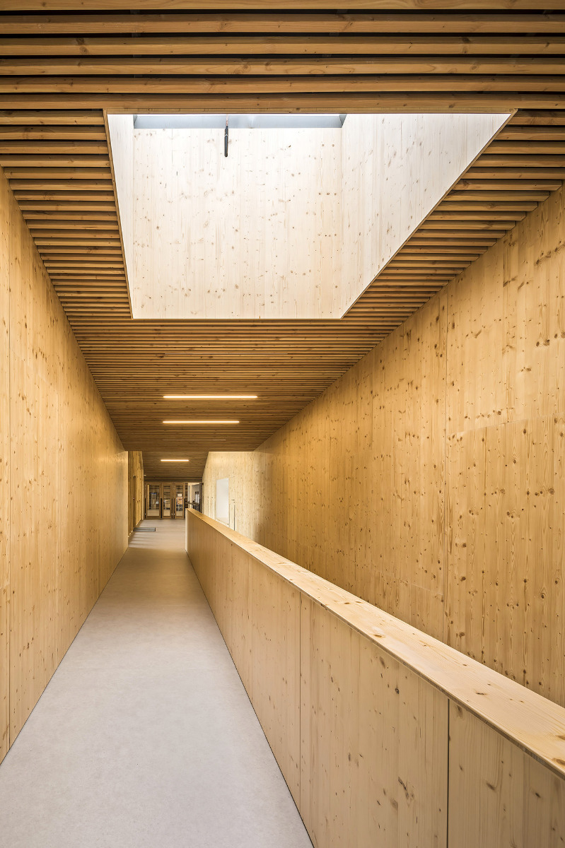 https://detail-cdn.s3.eu-central-1.amazonaws.com/media/catalog/product/1/5/15-schule-heudebouville-hemaa-architectes-sergio-grazia.jpg?width=437&height=582&store=de_en&image-type=image