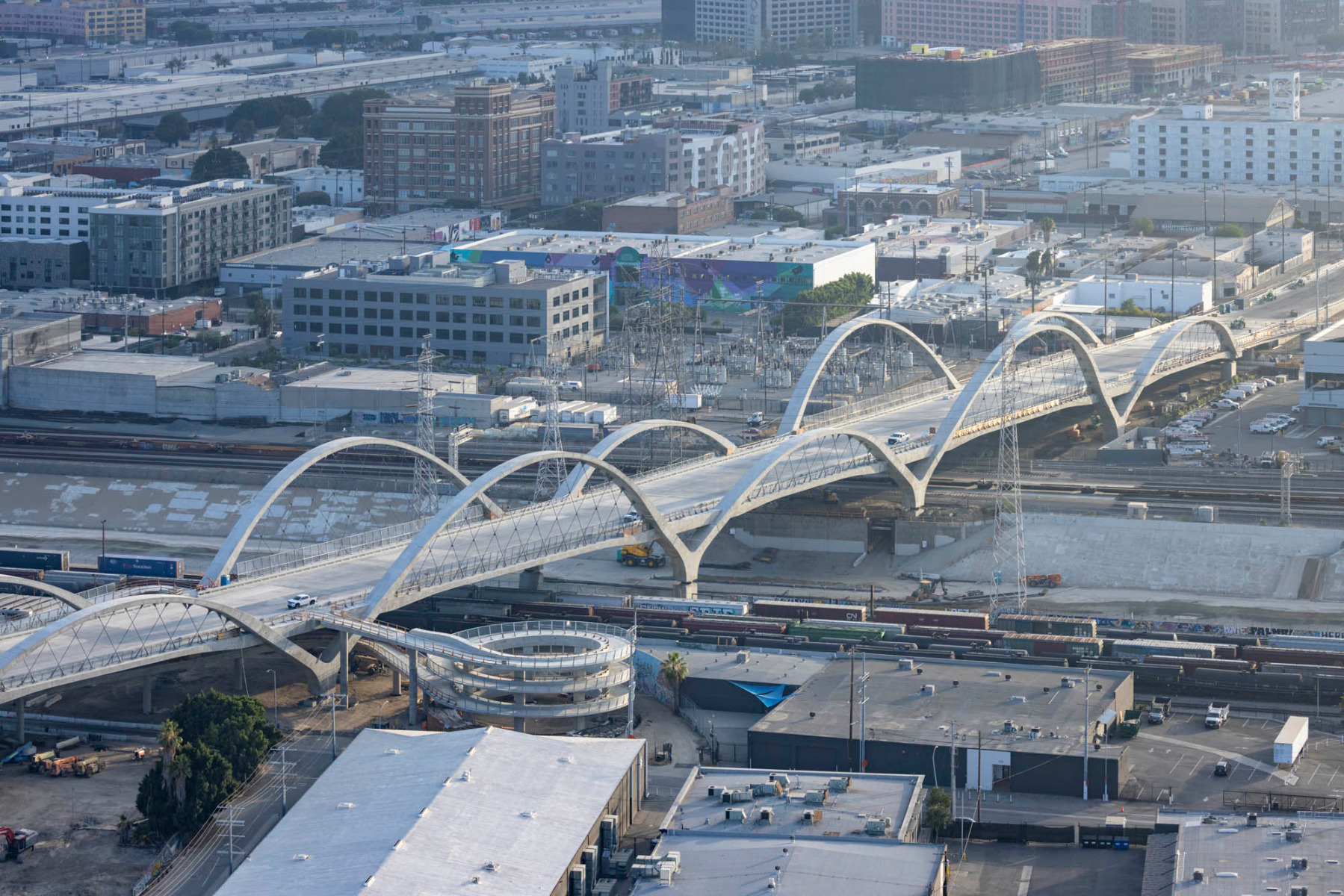 https://detail-cdn.s3.eu-central-1.amazonaws.com/media/catalog/product/1/5/15-sixth-street-viaduct-los-angeles-michael-maltzan-architecture.jpg?width=437&height=582&store=de_en&image-type=image