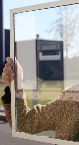 Blick durch ein Vakuumisolierglas mit (fast unsichtbaren Stützen)